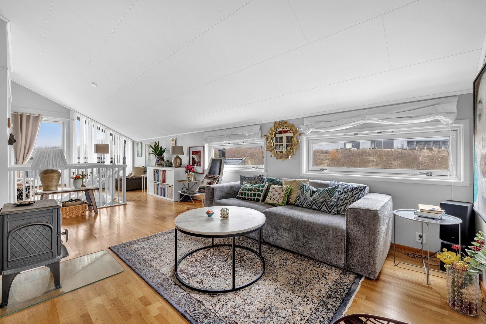 Lun og stilfull stue med god plass til både sofakrok og sofabord. Galleribilde