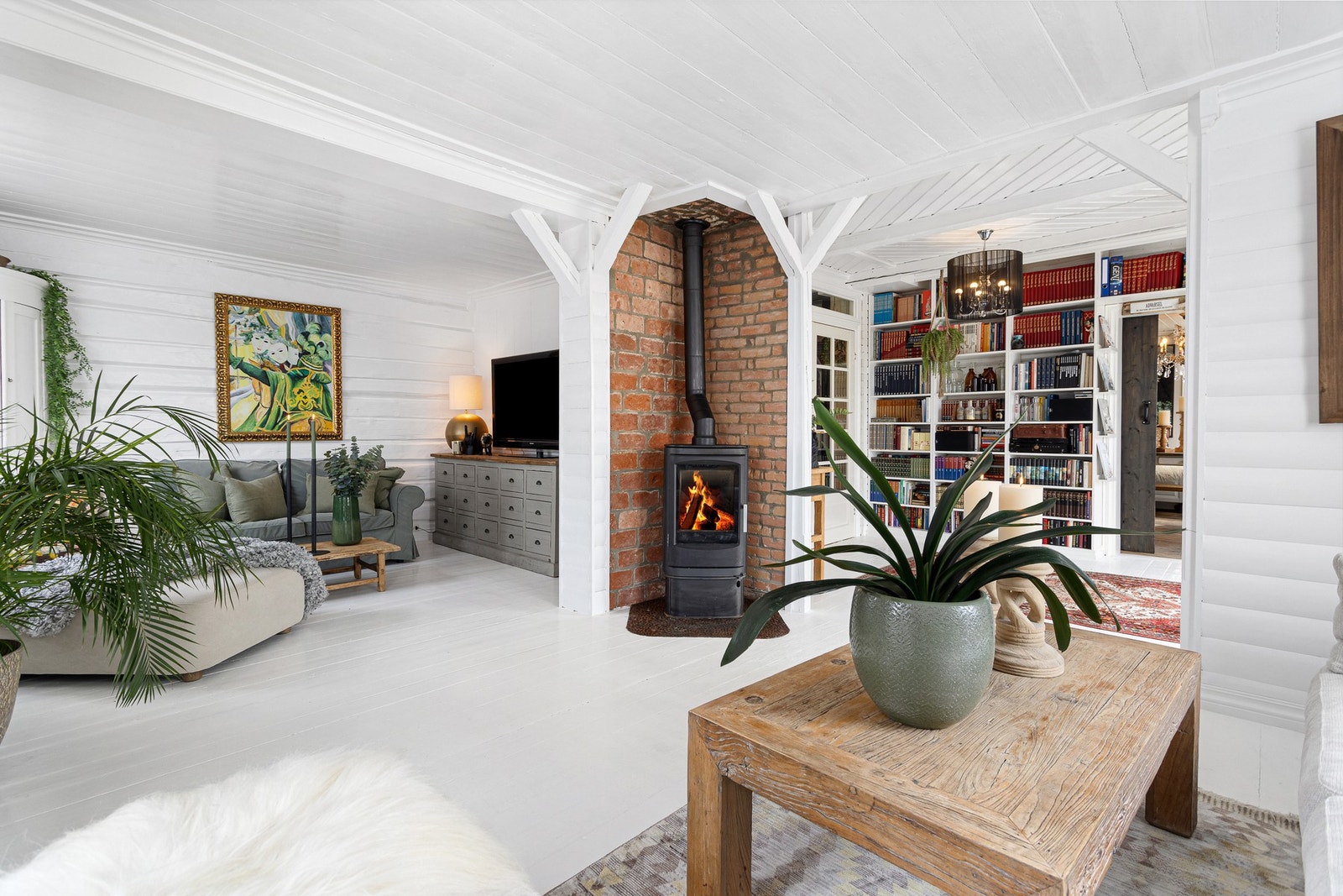 Av oppvarming finnes peis og varmepumpe Galleribilde