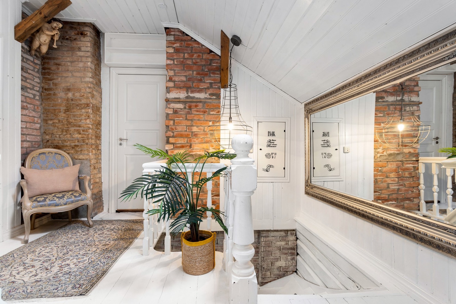 2.etasje inneholder gang, 3 soverom, bad/vaskerom Galleribilde