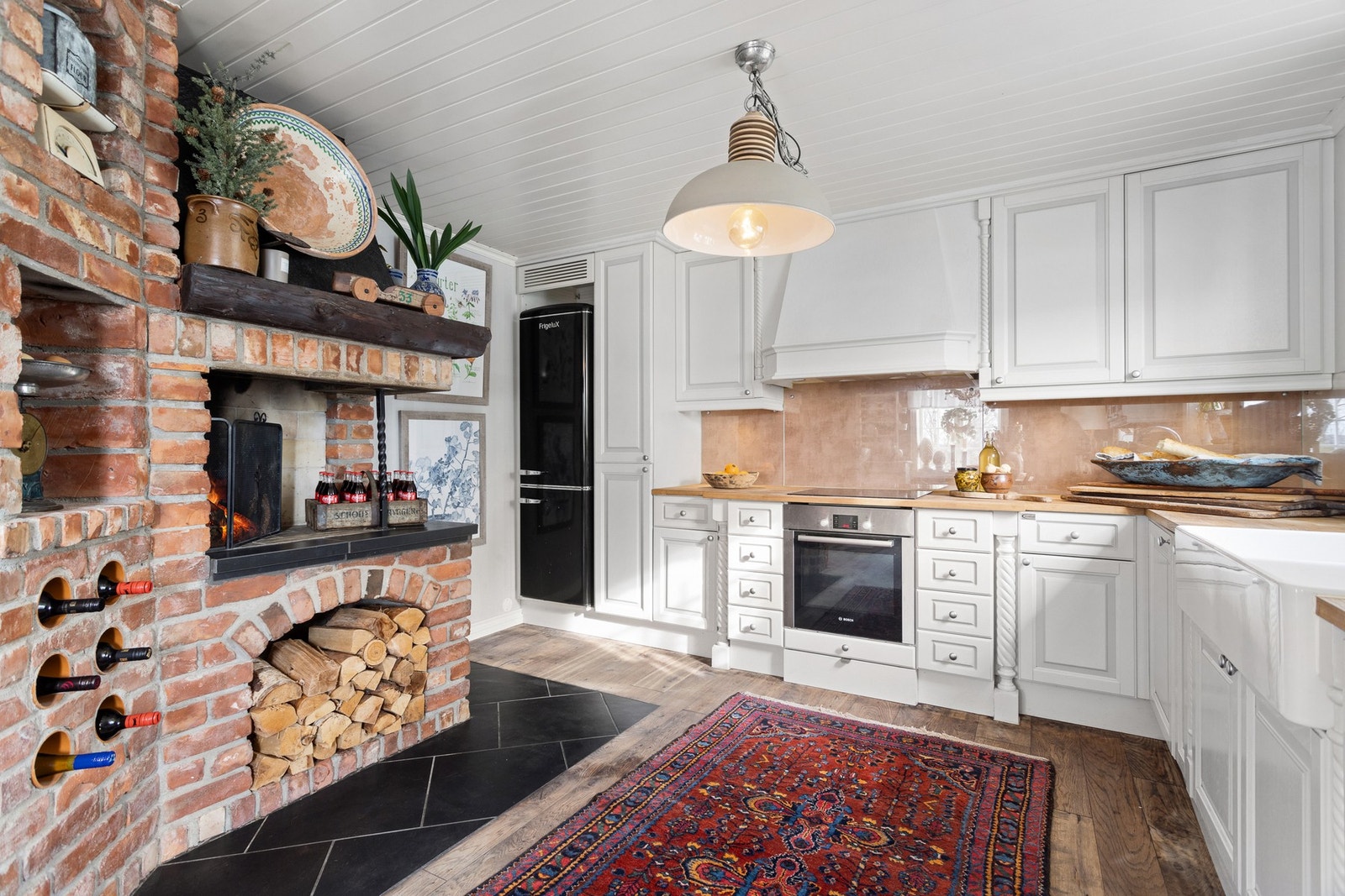 Kjøkkenet er utstyrt med eik-innredning og heltre benkeplater som gir deg god plass til å lage mat. Galleribilde