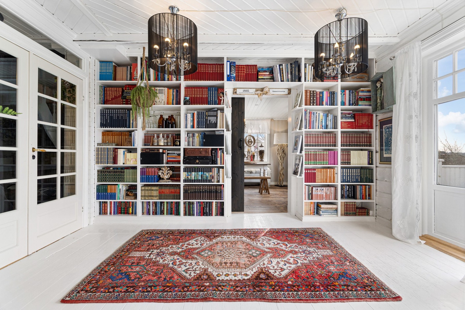 1.etasje inneholder gang, kjøkken, stue og spisestue Galleribilde