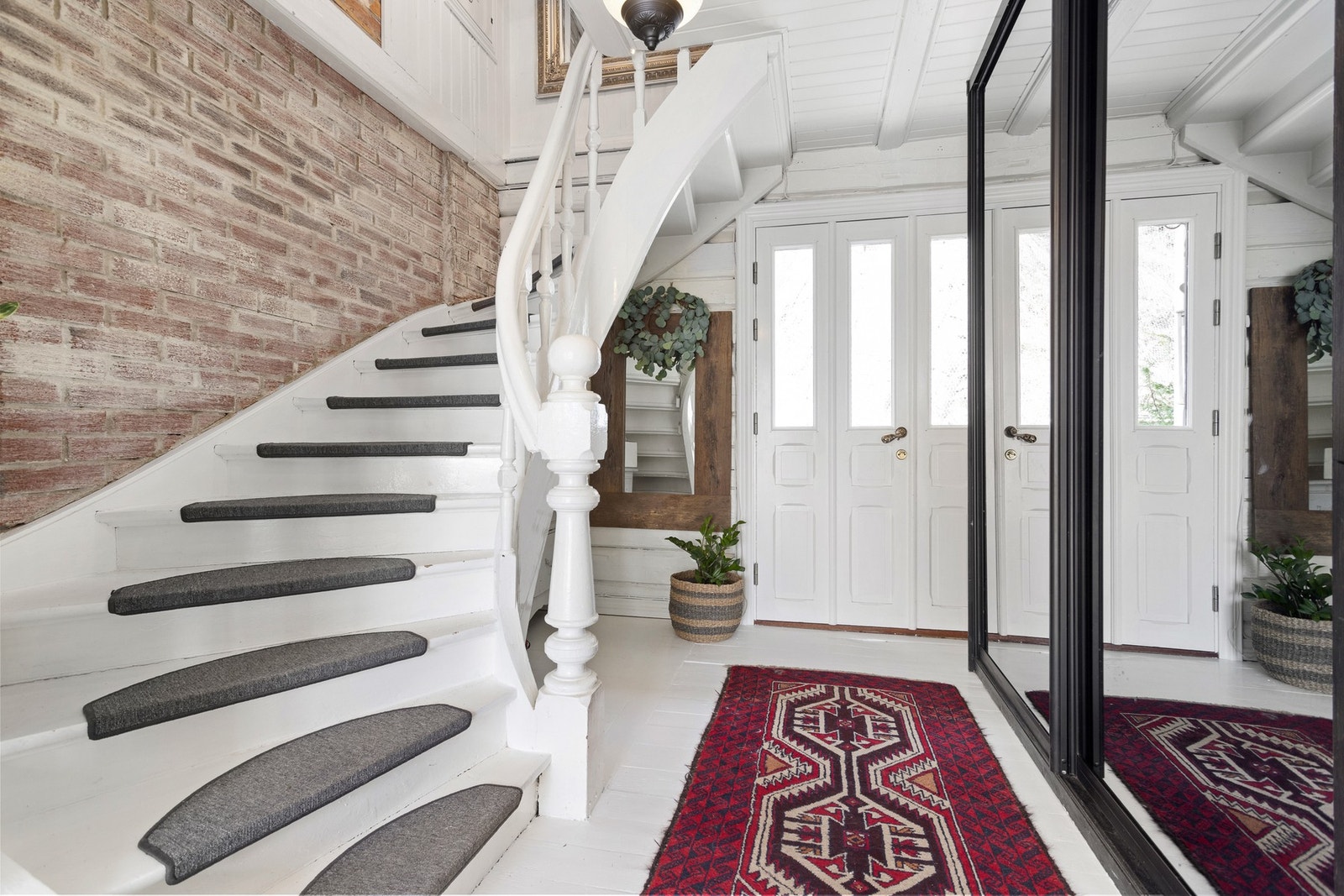 Praktisk garderobesystem i gangen. Galleribilde