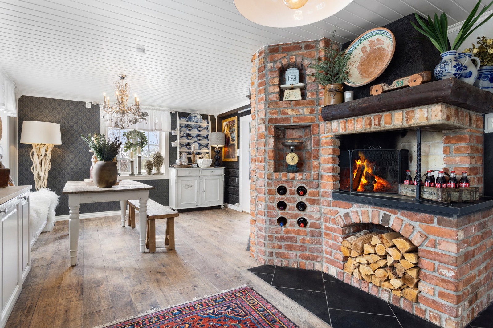 Gulvet består av 20 mm heltre eik, og er slitesterkt og enkelt å vedlikeholde. Galleribilde