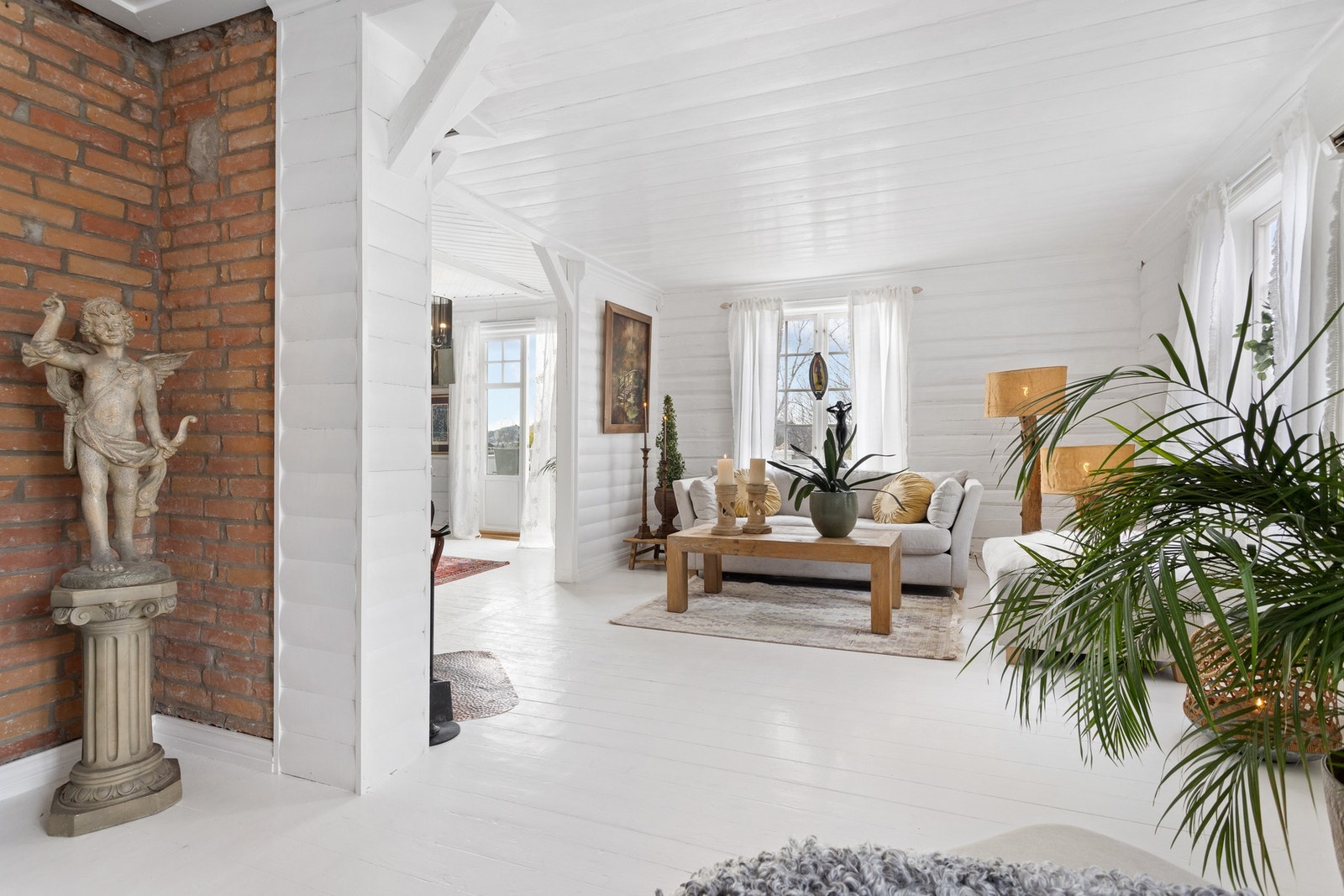 Med store vindusflater gir alle rom umiddelbart en god romfølelse. Galleribilde