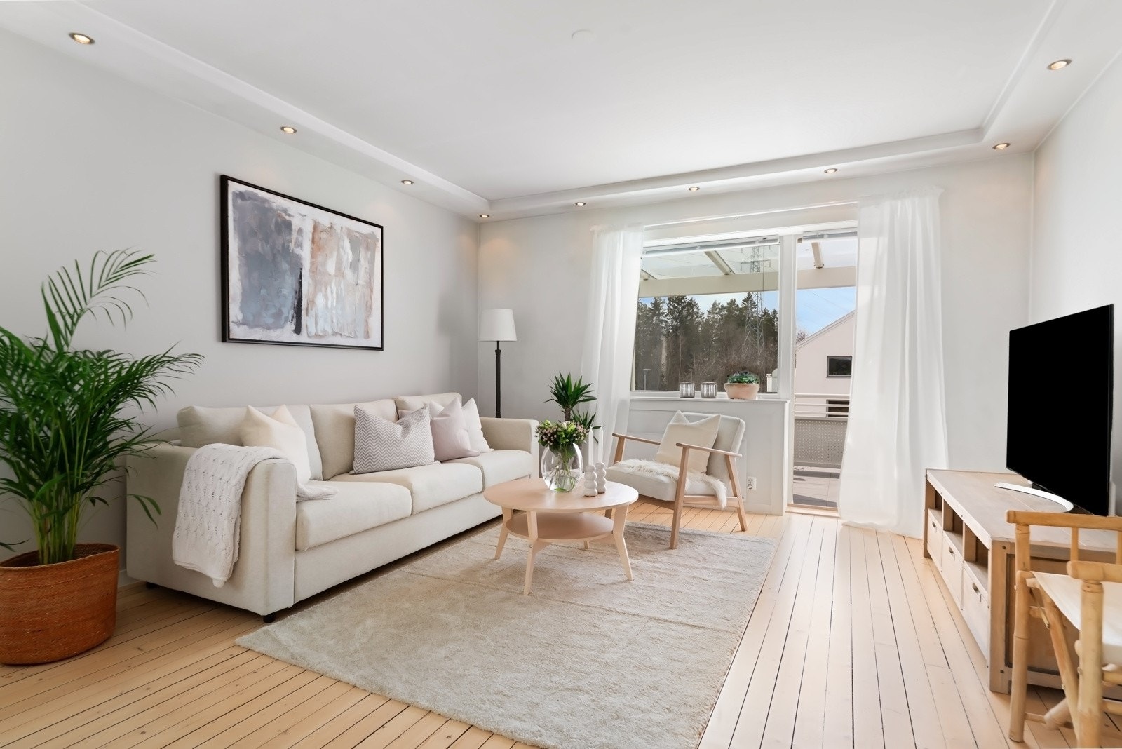 Gulvet er belagt med originalt tregulv, og veggene er holdt med lyse, slette flater som ble malt tidligere i 2025. Galleribilde