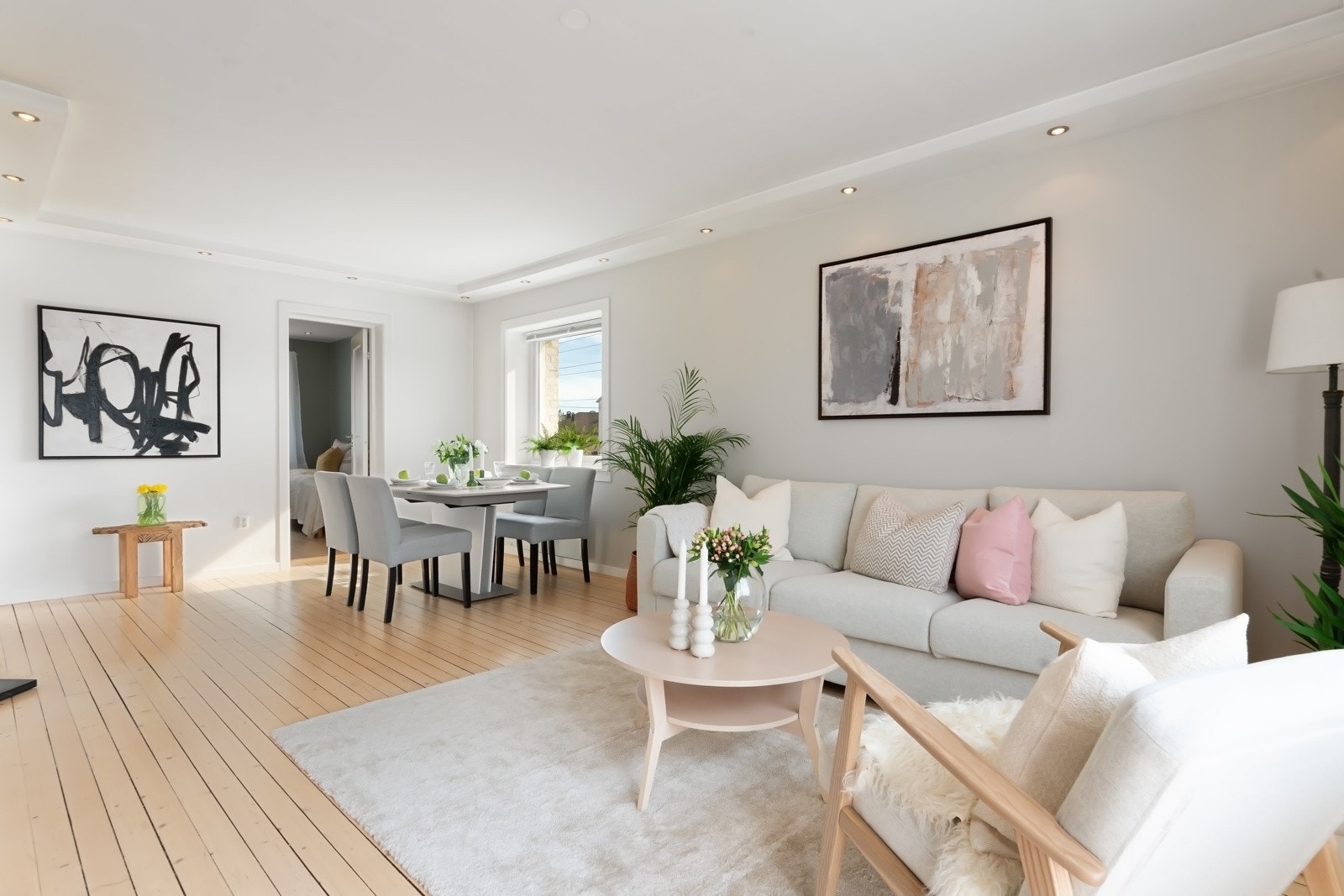 Store vinduer vender mot syd og vest og slipper inn rikelig med lys. Galleribilde