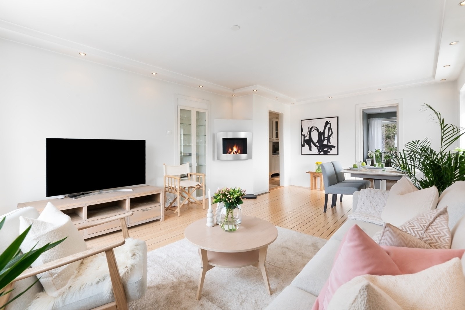 Meget stor og åpen stue med herlig romfølelse og gode møbleringsmuligheter. Galleribilde