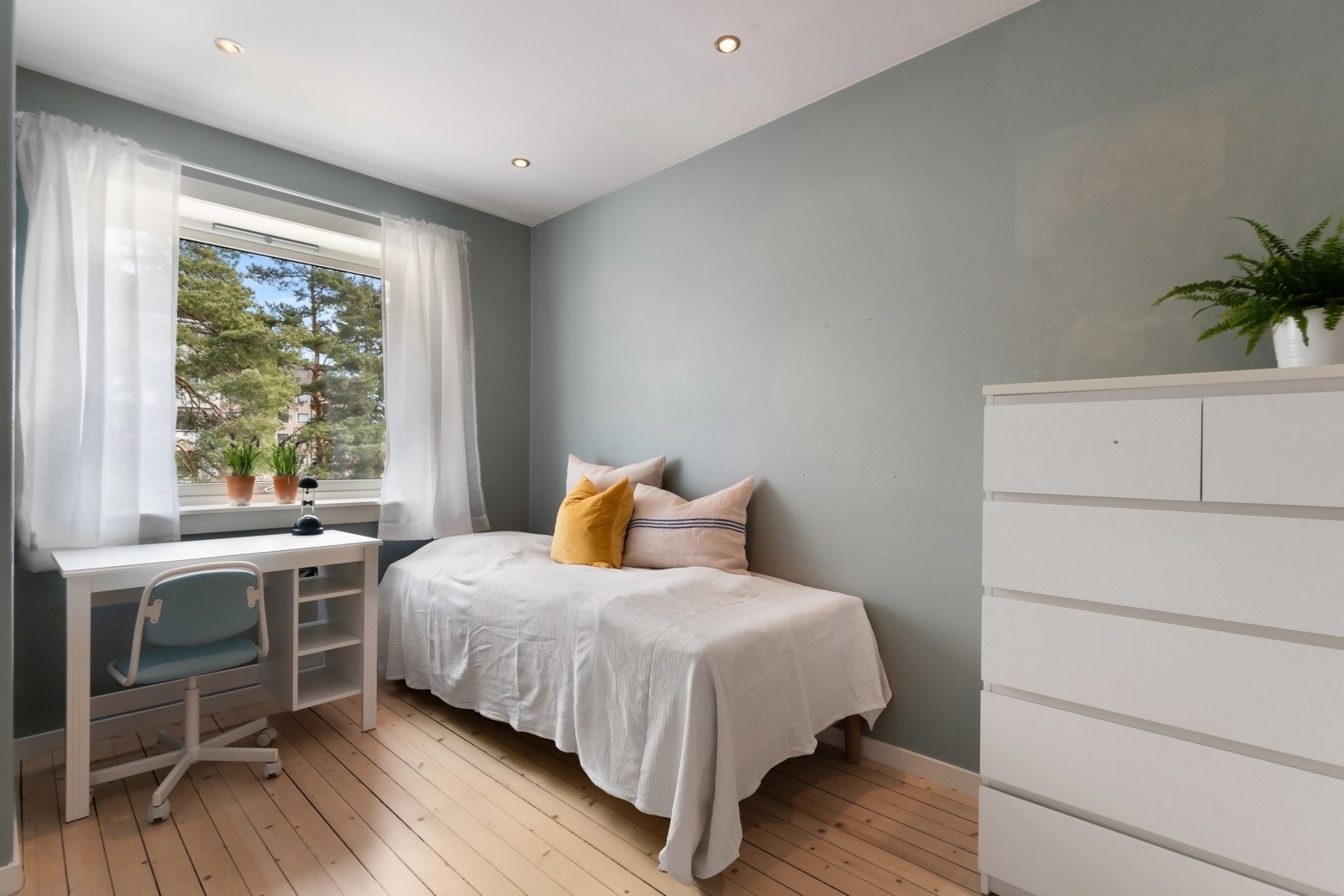 Soverom 2 har adkomst fra stuen. Galleribilde