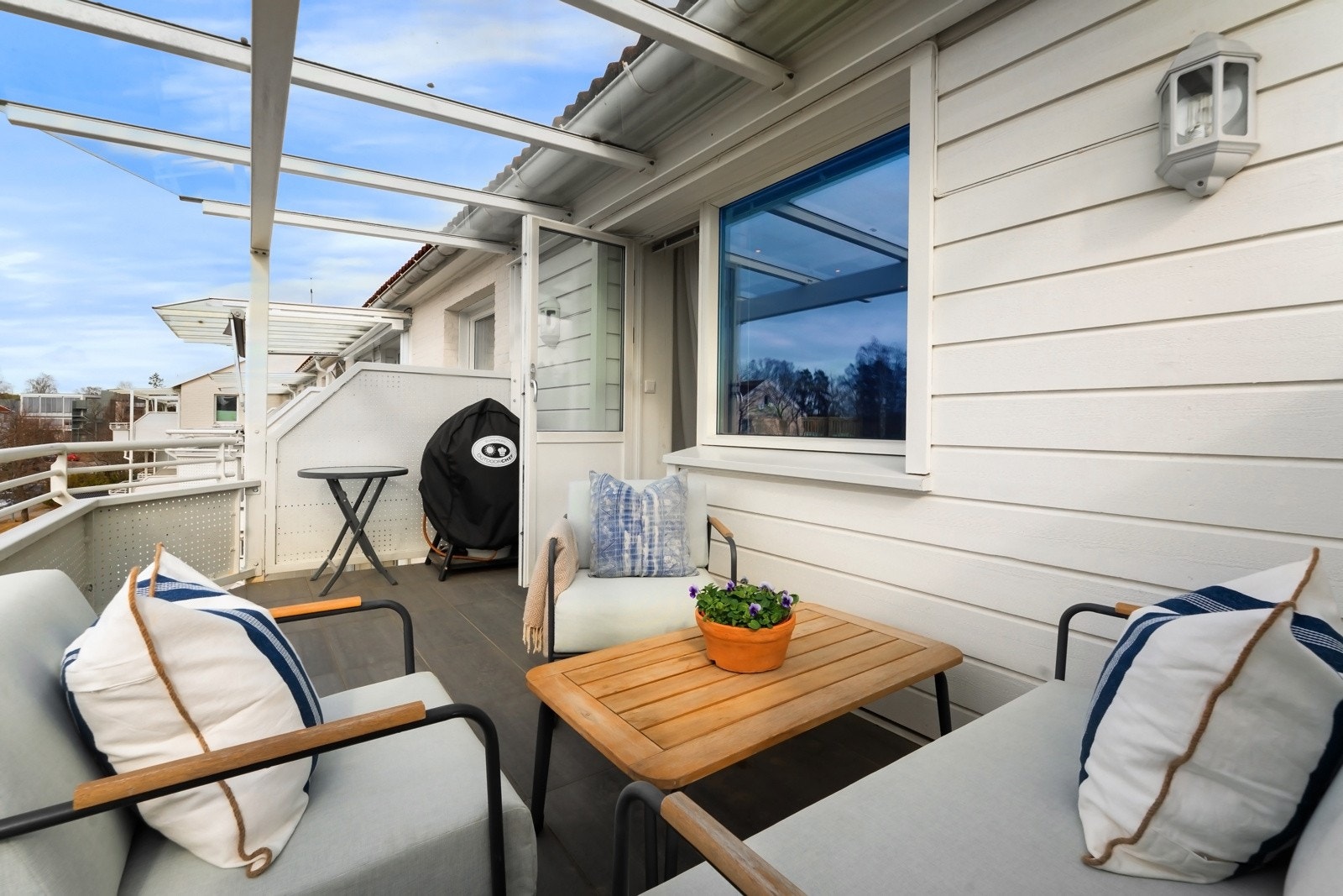 Fra stuen er det utgang til en solrik og sydvestvendt balkong på 10 kvm. Galleribilde