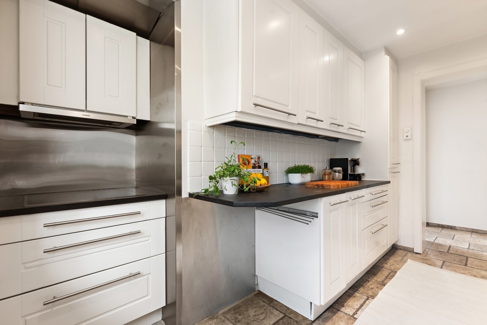 Av hvitevarer har kjøkkenet side-by-side kjøl/fryseskap, oppvaskmaskin, platetopp og stekeovn. Galleribilde