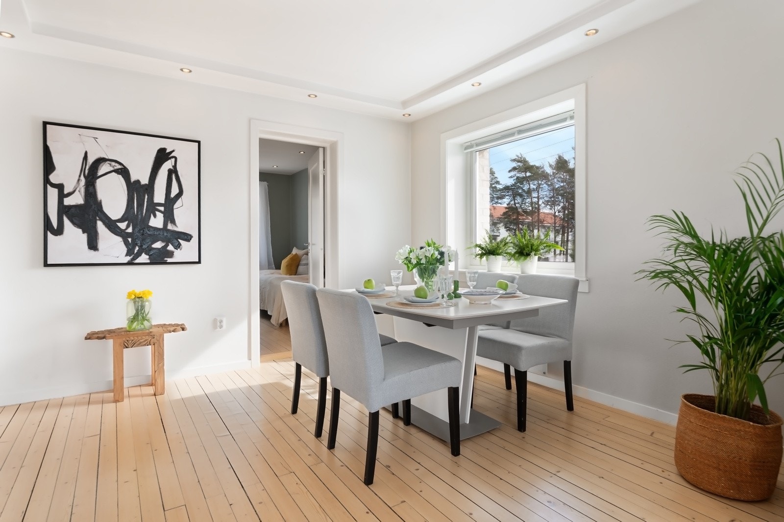 I motsatt ende av stuen er det naturlig plass for spisesone. Galleribilde