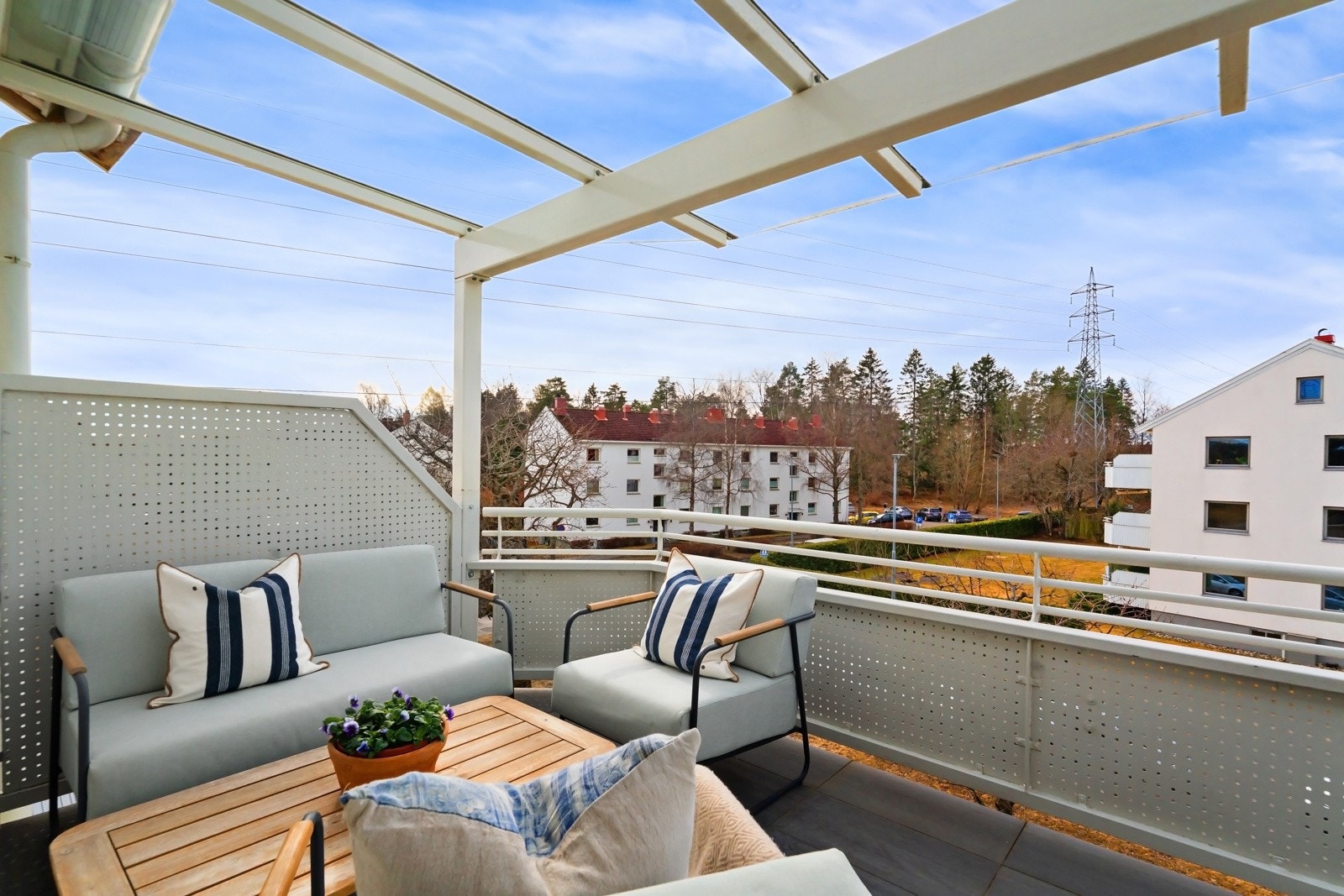 Det er glasstak på balkongen som bevarer lysforholdene på uteplassen. Galleribilde