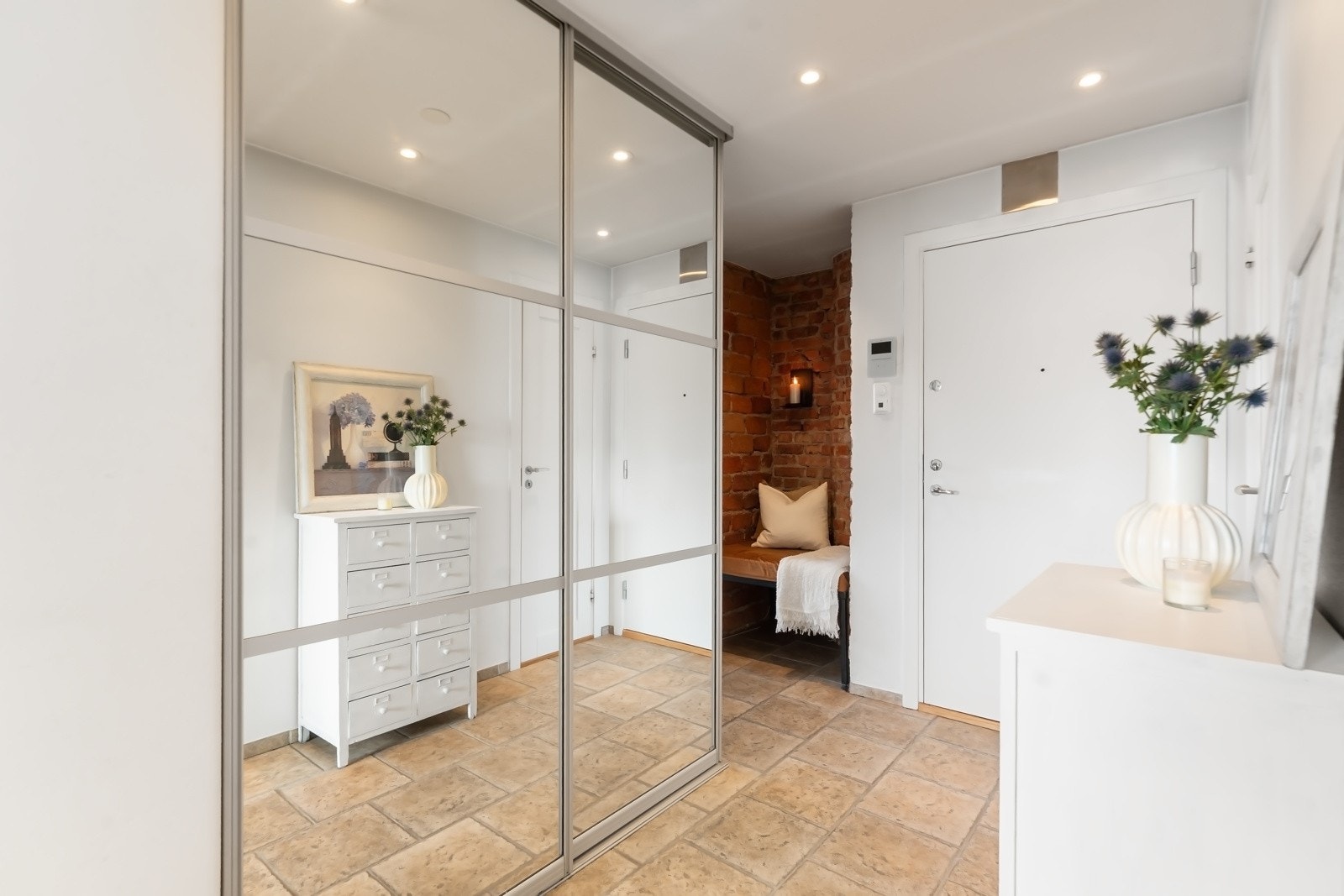 Entreen er romslig og har en stor skyvedørsgarderobe med speilfronter. Galleribilde