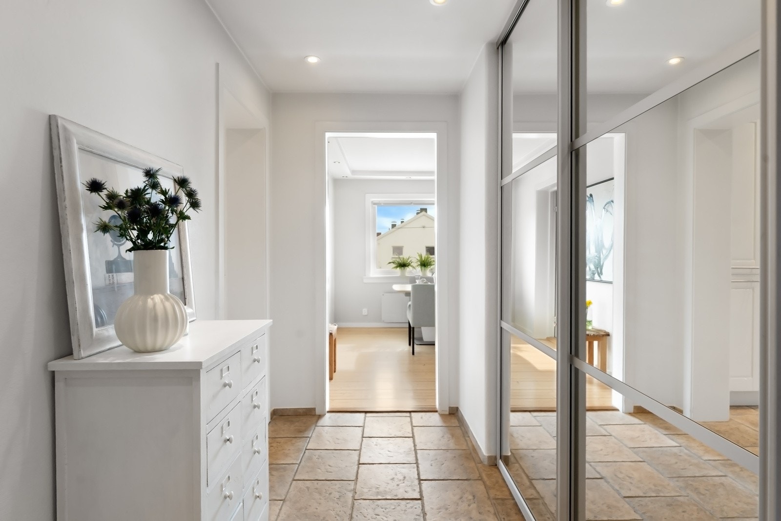 På gulvet er det store, rustikke fliser med varmekabler. Galleribilde