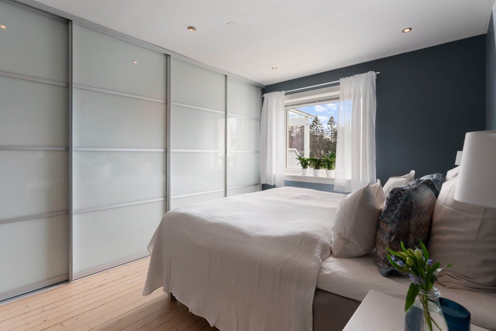 Begge soverommene er av god størrelse med god plass til både dobbeltseng, nattbord og garderobe. Galleribilde