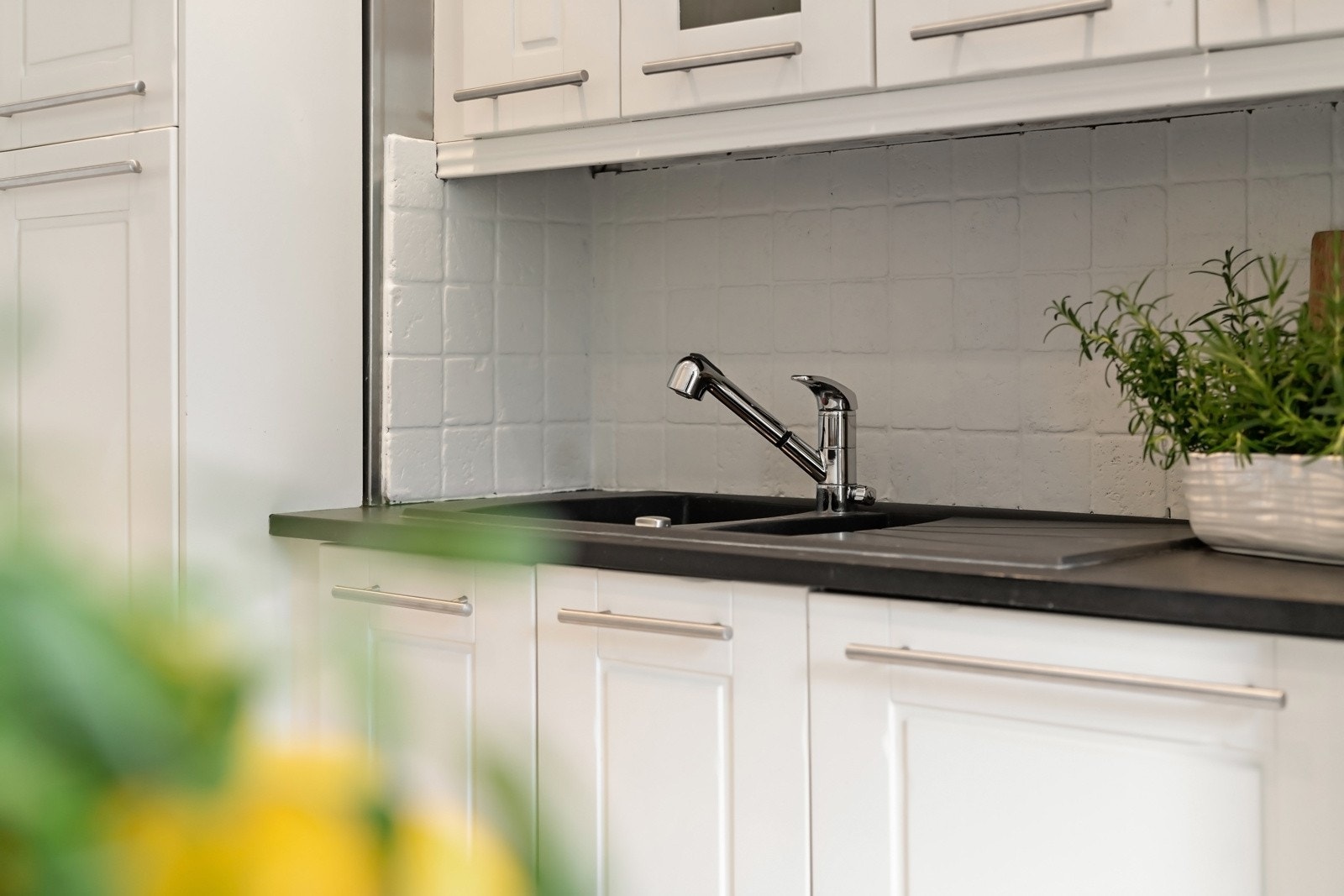 Det er nedfelt oppvaskkum med avrenningsdel og ettgreps kjøkkenarmatur. Galleribilde