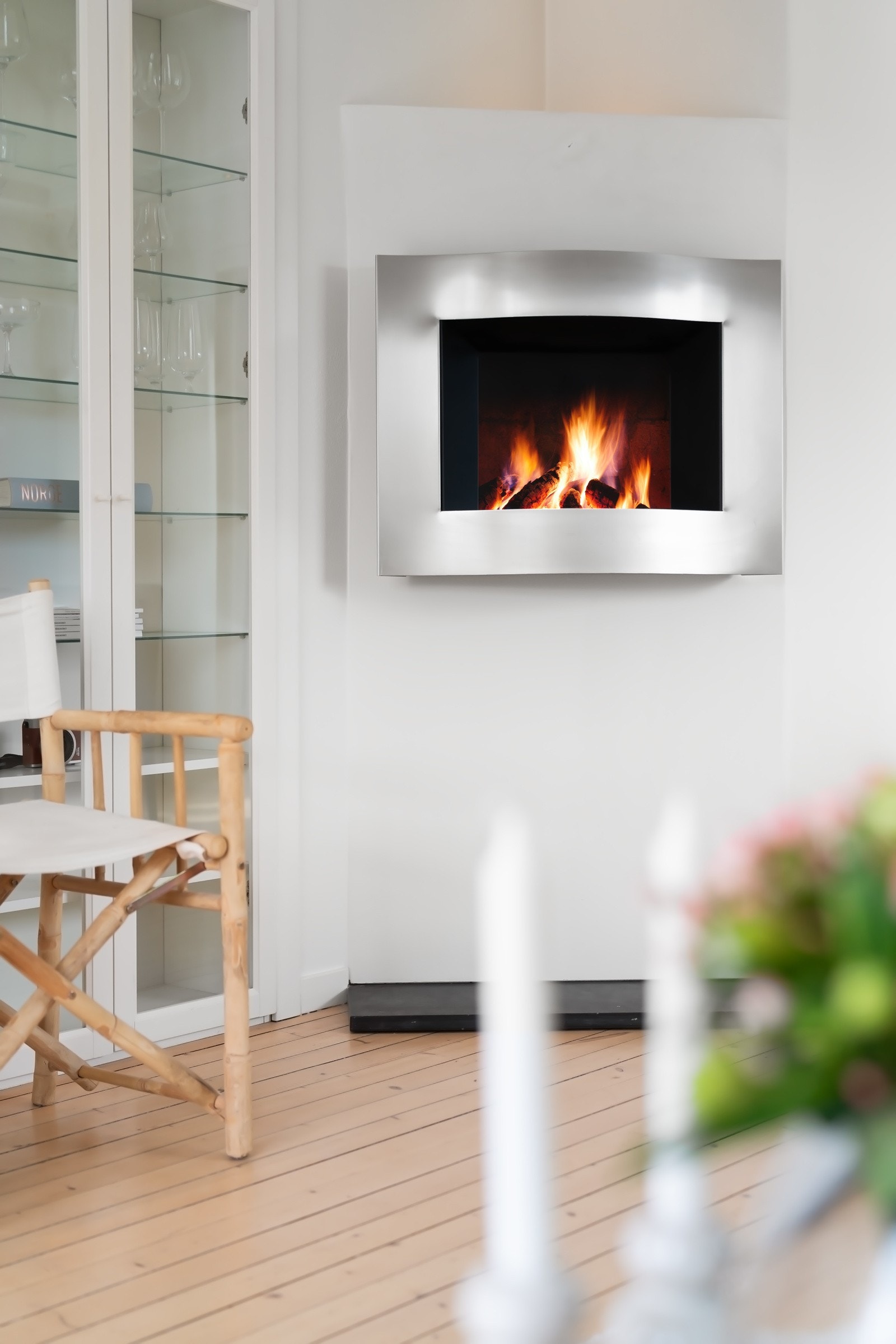 I hjørnet av rommet er det hvitmalt pipe med biopeis for ekstra hygge på kalde dager. Galleribilde