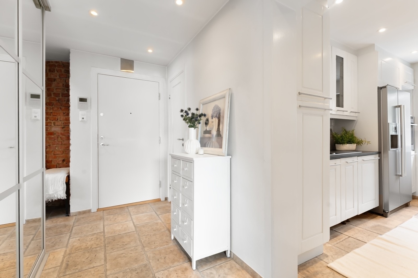 På motsatt vegg er det plass for skoskap, knaggerekke eller annet ønskelig. Galleribilde