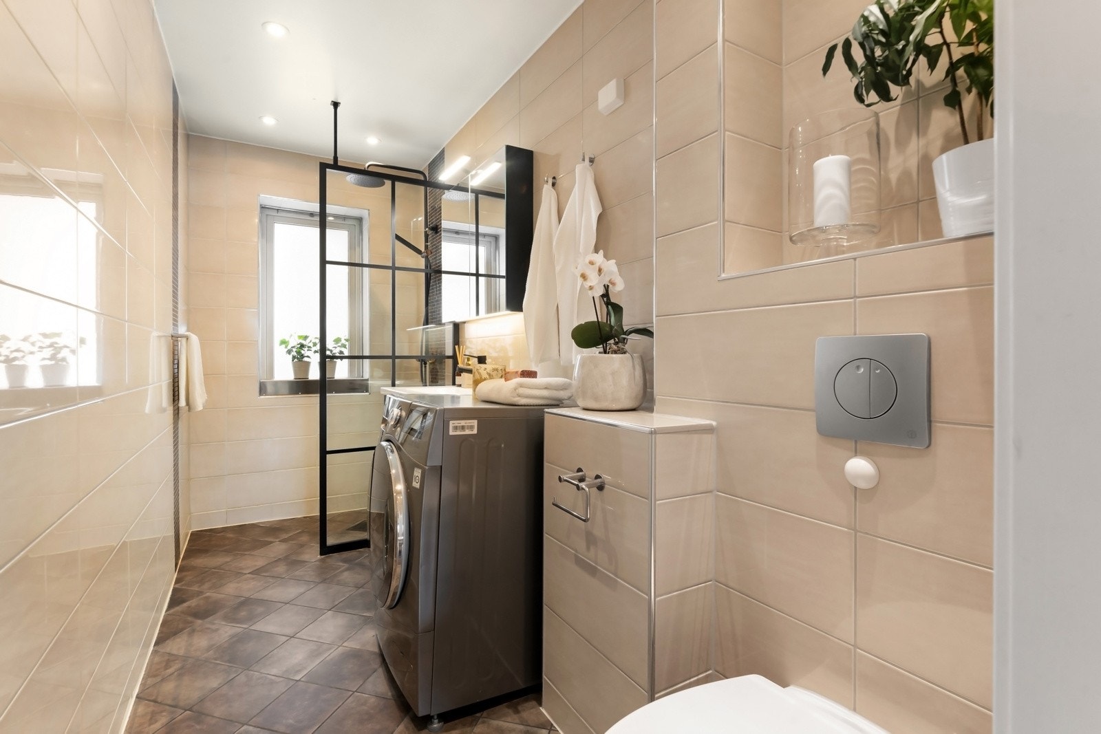 Leiligheten har et delikat baderom modernisert i 2008 i regi av forrige eier, samt i 2022 med nye gulvfliser, varmekabler og innredninger. Galleribilde