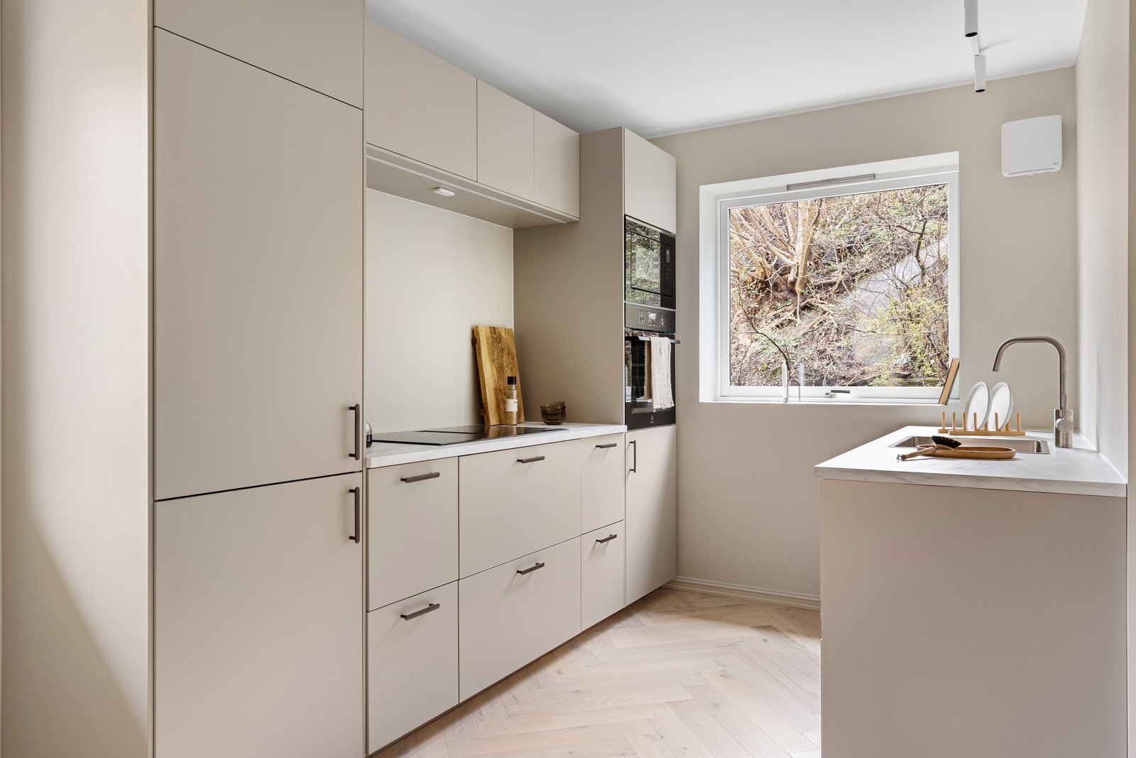 Alle hvitevarer er integrert og medfølger selvfølgelig handelen. Galleribilde