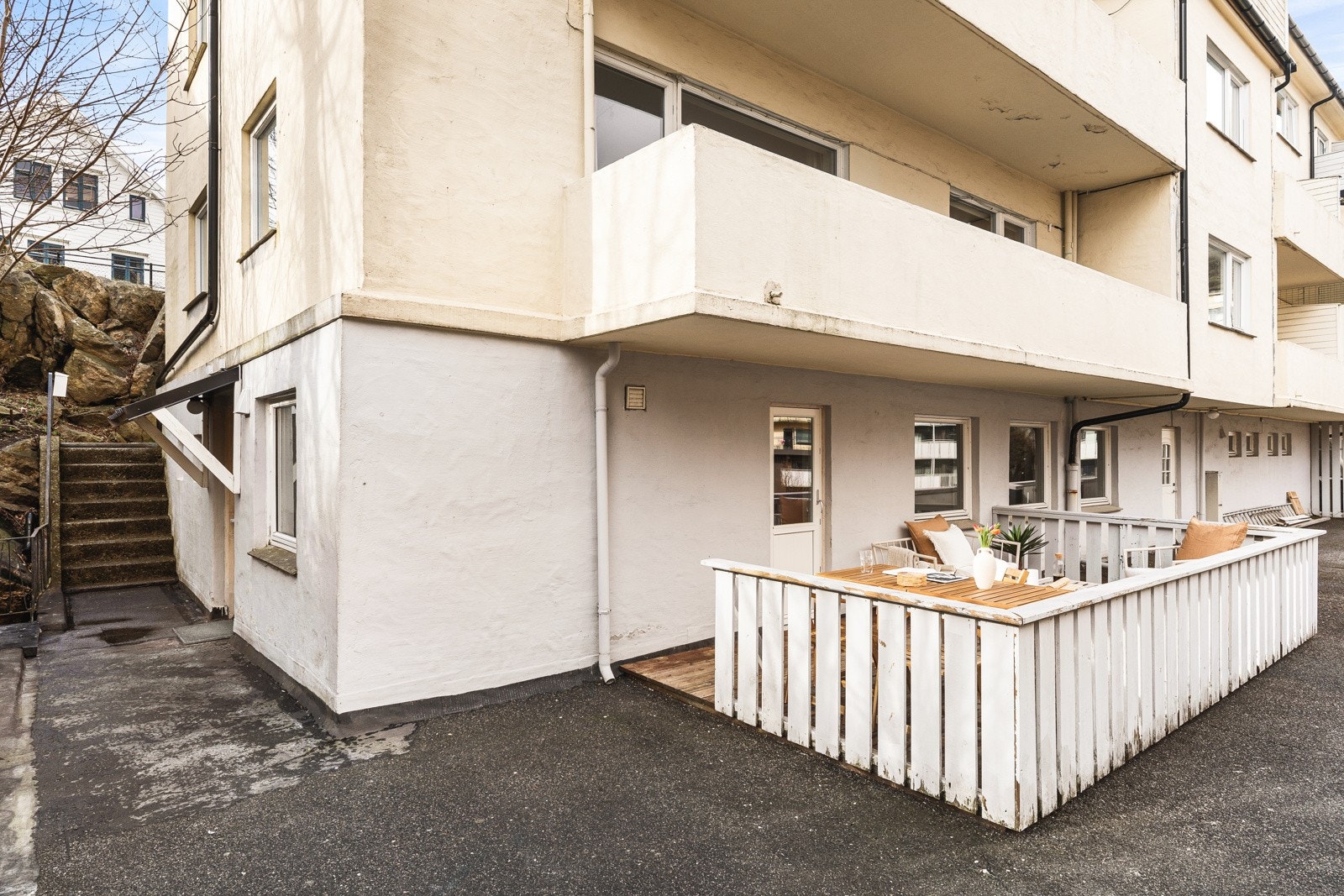 Leiligheten ligger helt i enden av bygget og har egen inngang. Installert praktisk kodelås på hoveddøren. Galleribilde