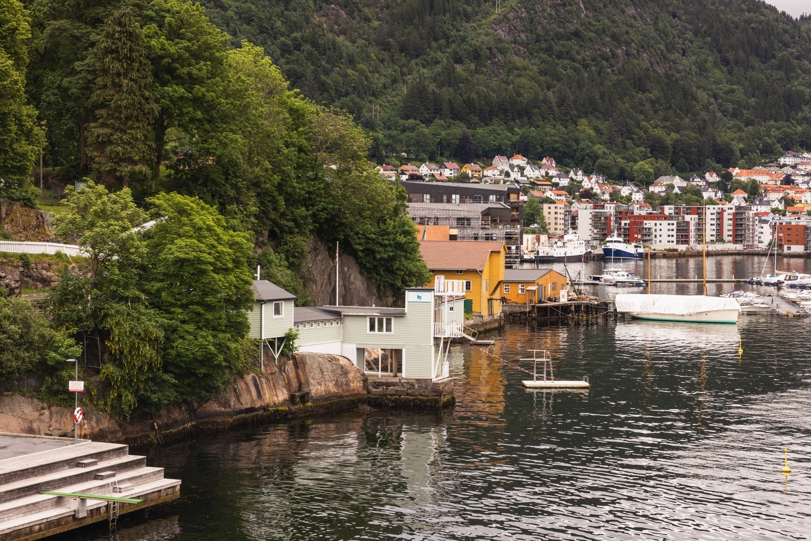 Sandviken Sjøbad er også like i nærheten. Velkommen til en hyggelig visning! Galleribilde