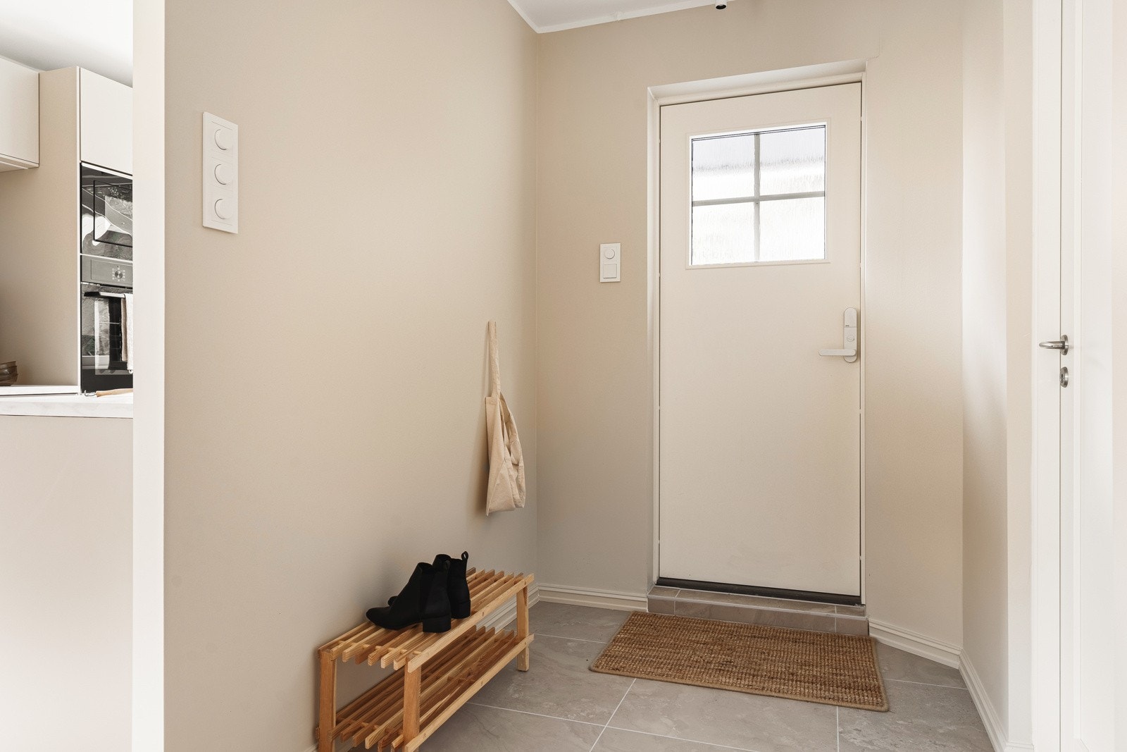 Entréen er svært gjennomført med flislagt gulv og god plass til å henge fra seg sko- og yttertøy. Galleribilde