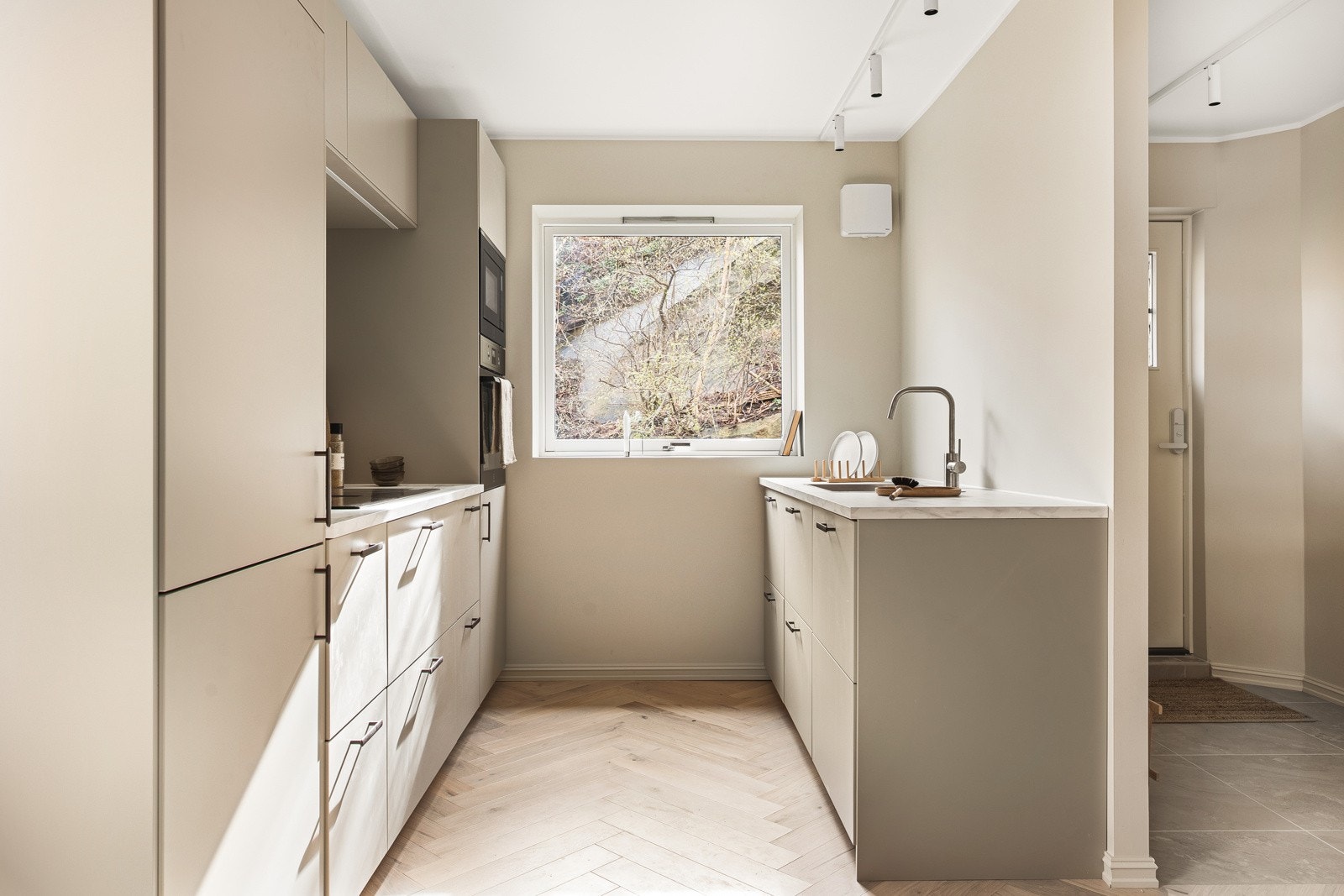 Kjøkkenet er fra 2025 og levert av IKEA med lekkert design og gode kvaliteter. Galleribilde