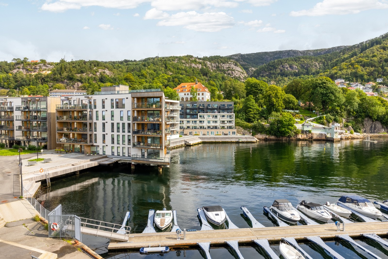 Leilighetens beliggenhet er for deg som ønsker å bo nært sentrum i idylliske omgivelser. Galleribilde