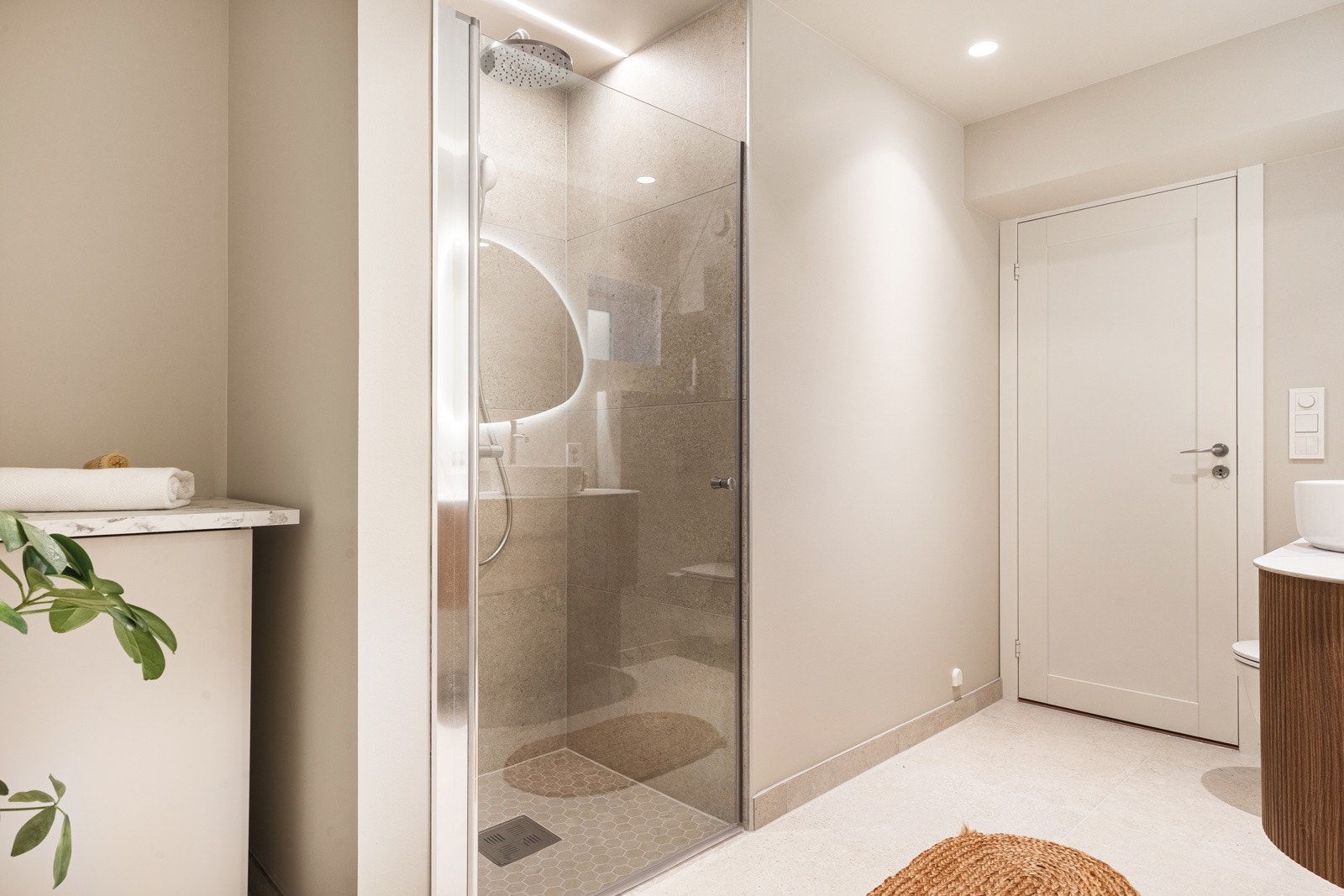 Lun og fin belysning, samt lekre baderomsmøbler som virkelig gir deg spa-følelsen. Galleribilde