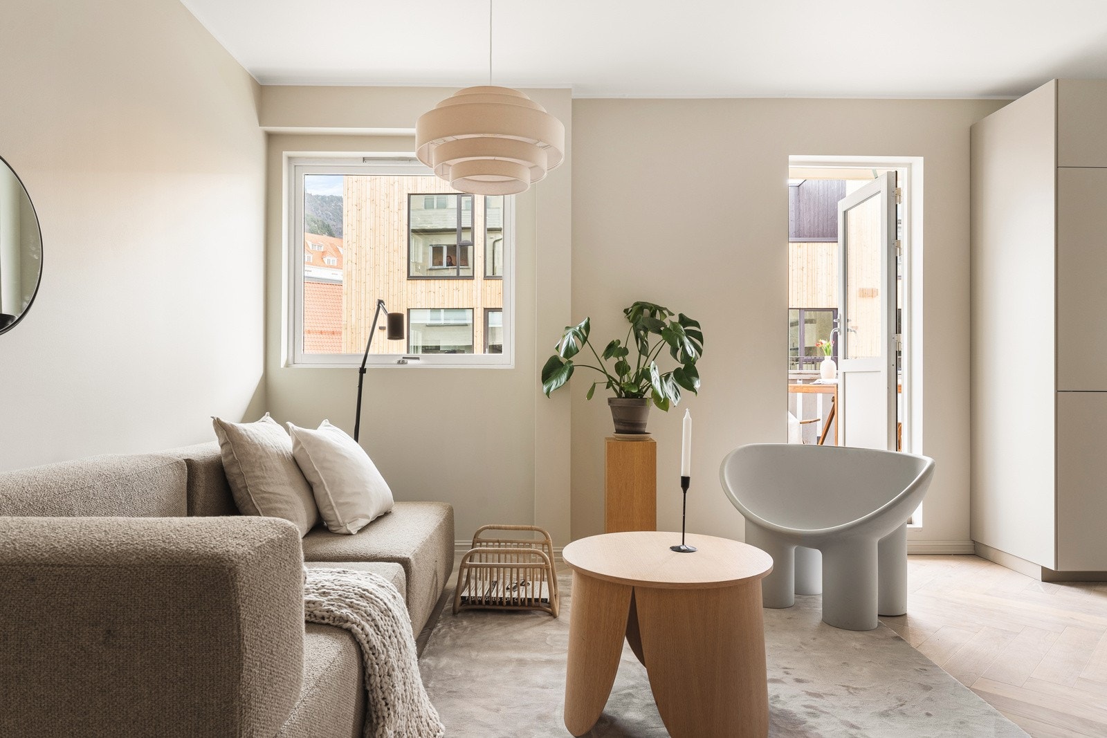 Delikat fiskebensparkett i eik, gjennomgående i leiligheten. Galleribilde