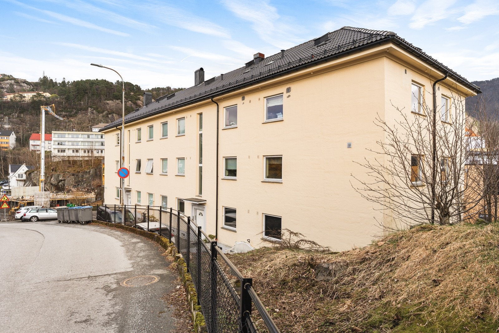 Sameiet har 5 parkeringsplasser rett utenfor - ellers gratis parkering i gaten. Galleribilde