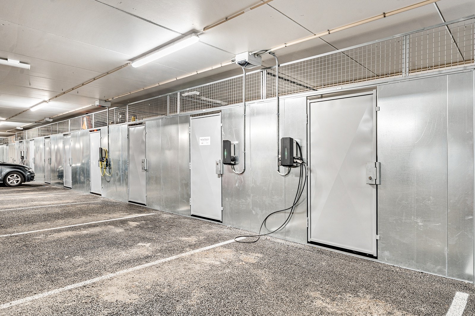 Parkeringsplass med el-bil lader. Galleribilde