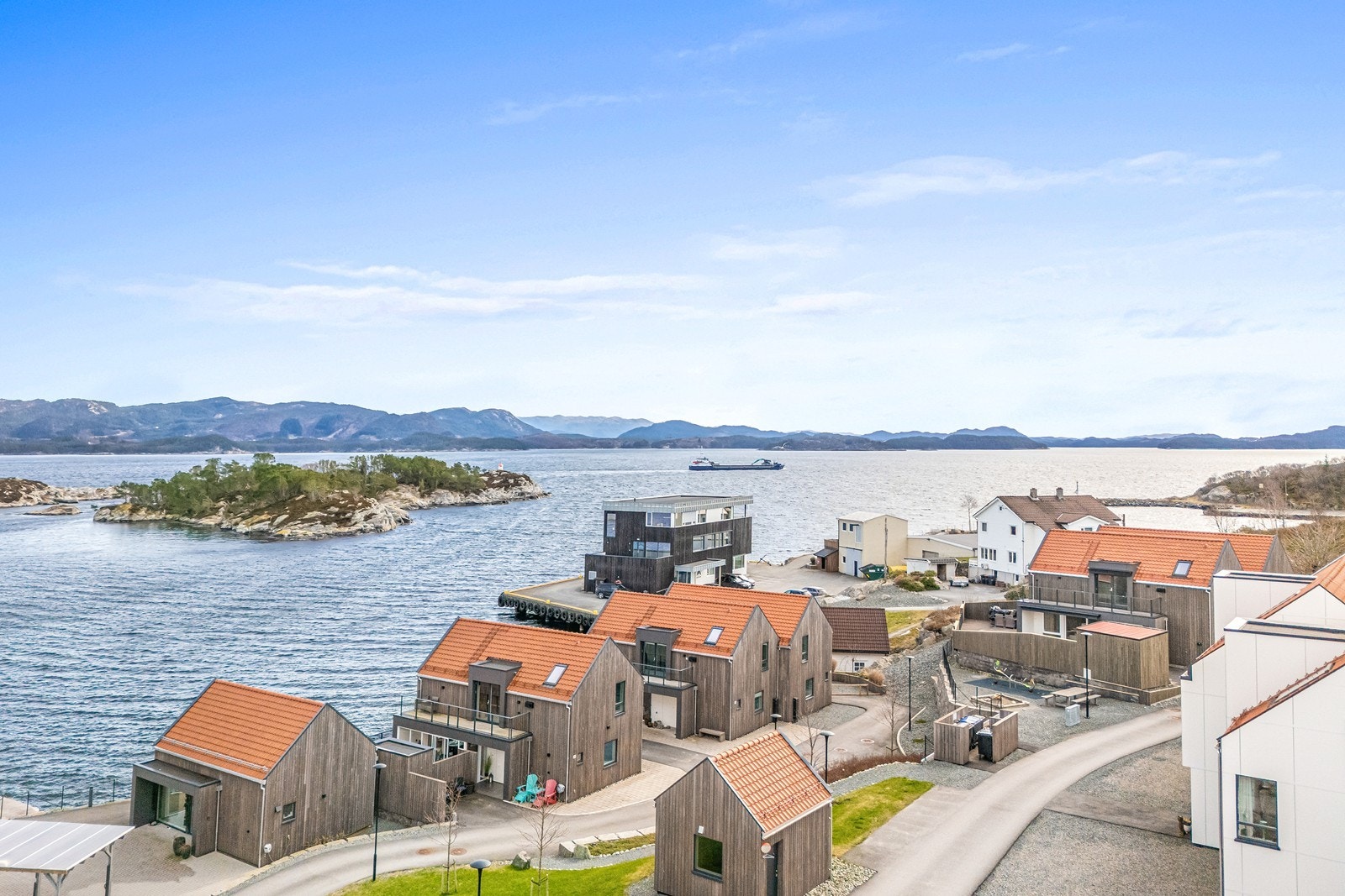 Barnevennlig beliggenhet med kort avstand til dagligvare, flere lekeplasser og flotte fri- og turområder. Galleribilde