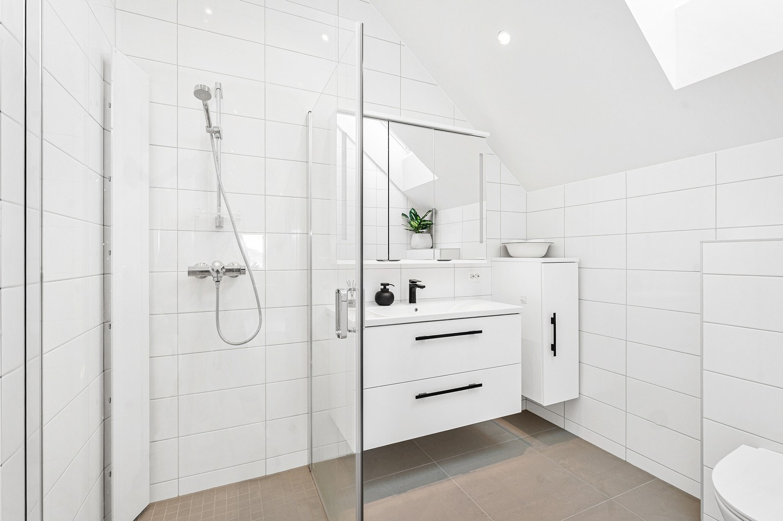 Helfliset bad med varmekabler i gulv. Galleribilde