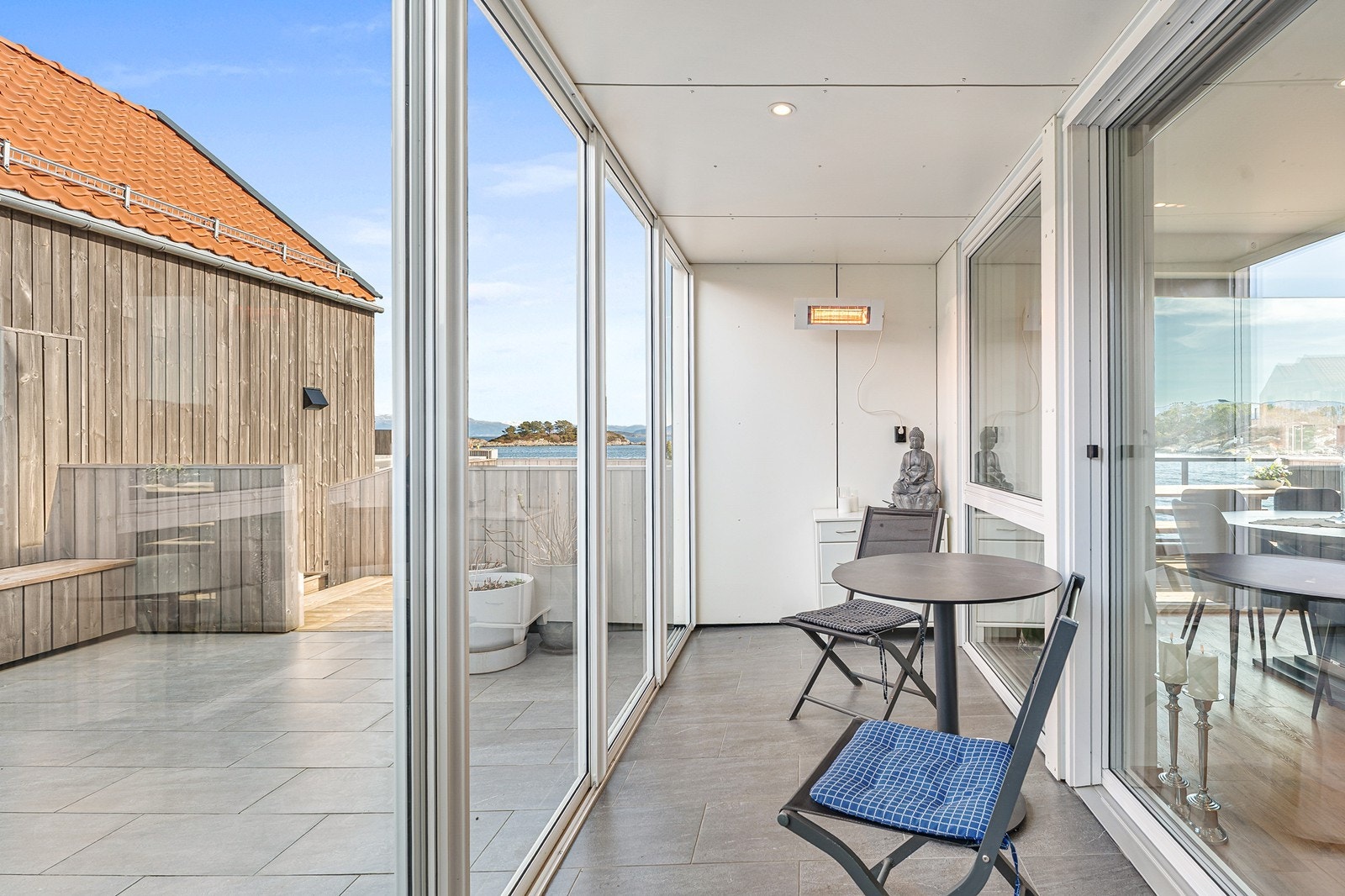 Fra stuen i 1. etasje er det utgang til innglasset balkong 8 m² hvor man kan nyte regnværsdagene. Galleribilde