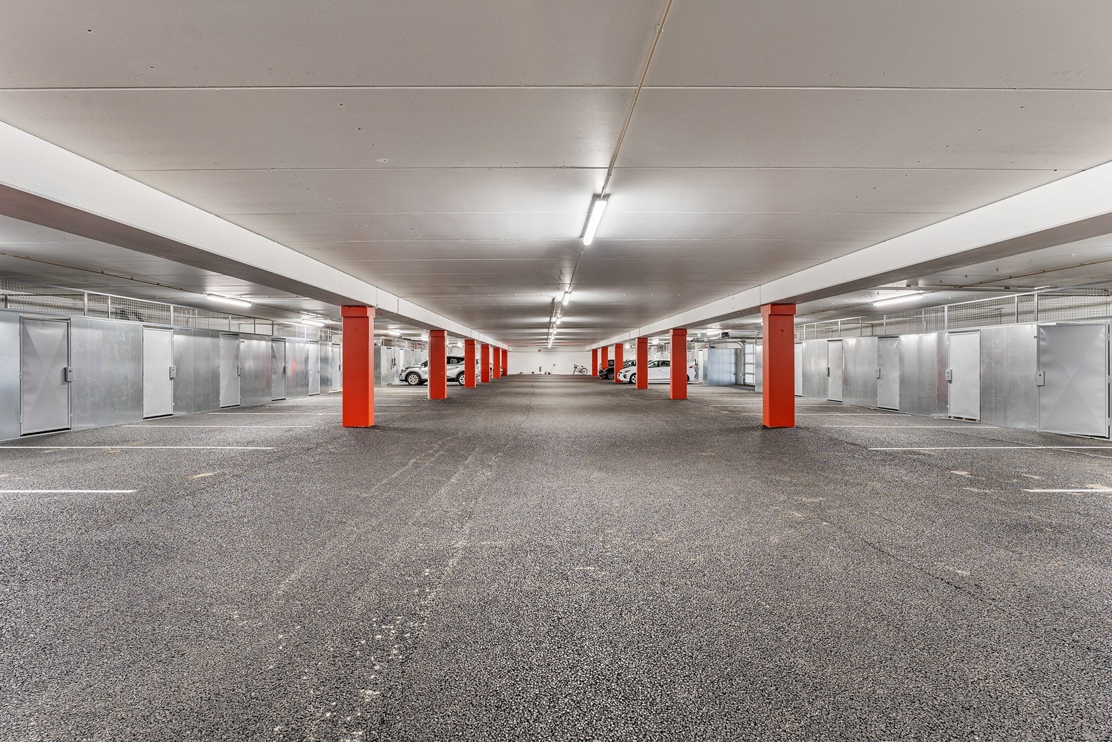 Det er fast parkeringsplass i lukket garasjeanlegg. Galleribilde