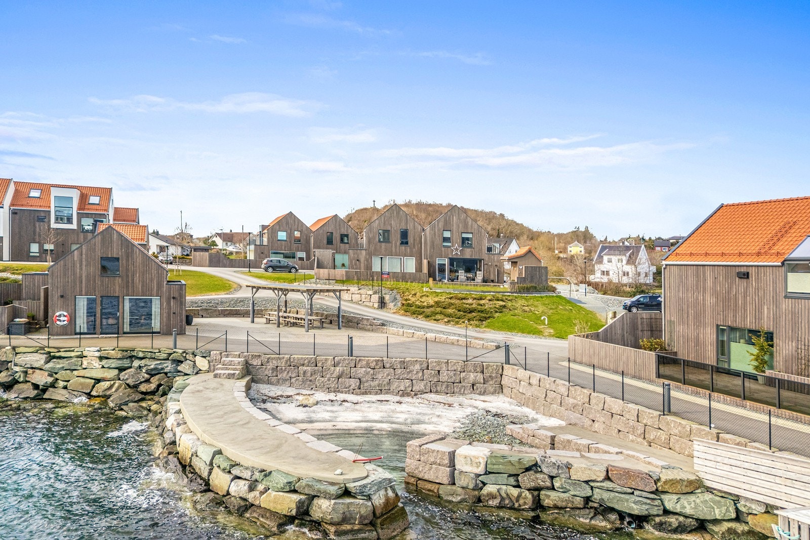 Sameiet har svært velholdt og pent fellesareal med blant annet strand og badeplass. Galleribilde