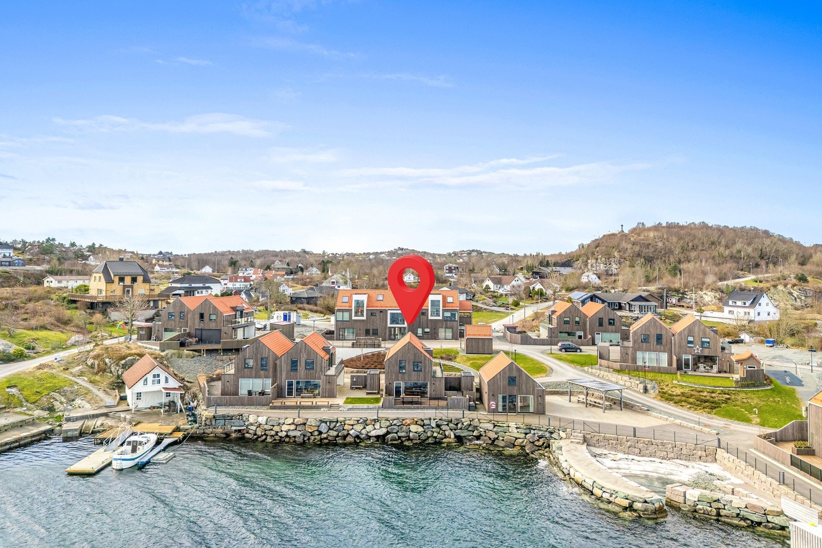 Eneboligen ligger helt ved sjøkanten i Mosterhamn. Egen båtplass medfølger. Galleribilde