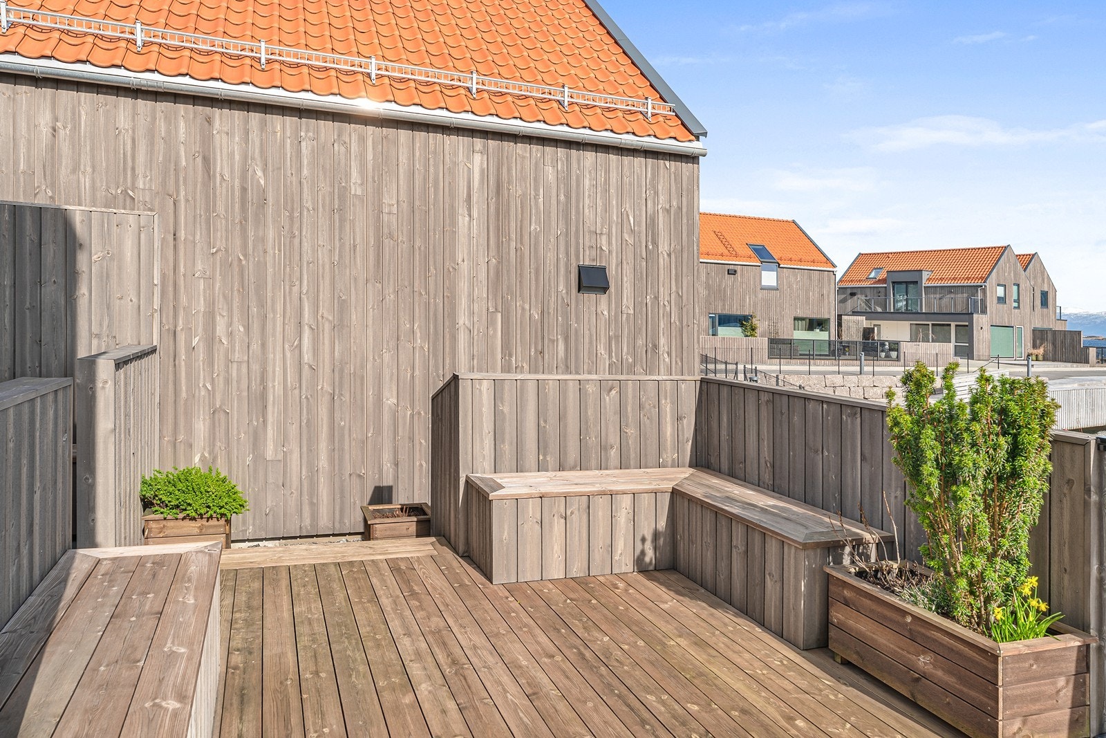 Her er det god plass til ønsket utemøblement og fine stunder sammen med venner og familie. Galleribilde