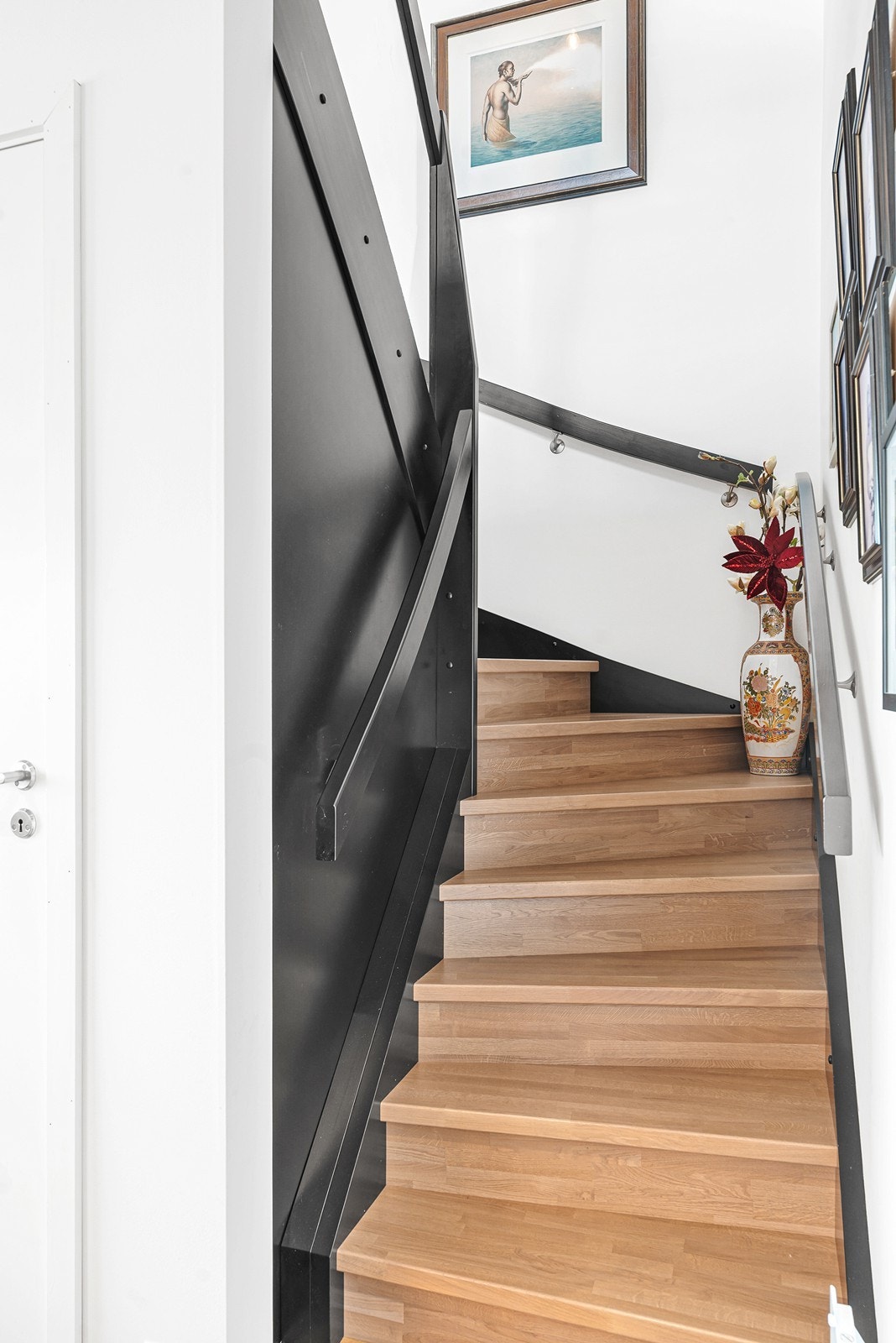 Opp i 2. etasje finner man loftstue, soverom, bad og bod. Galleribilde