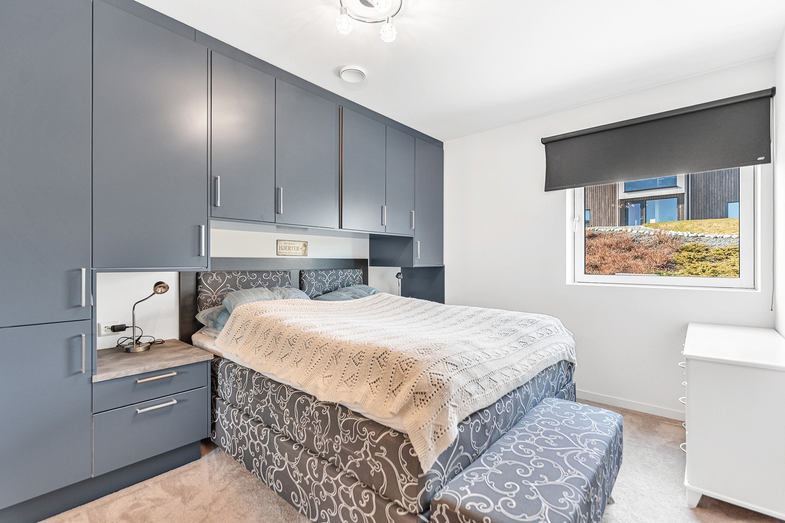 Soverom av god størrelse med plass til seng, skap og ellers ønsket møblement. Galleribilde