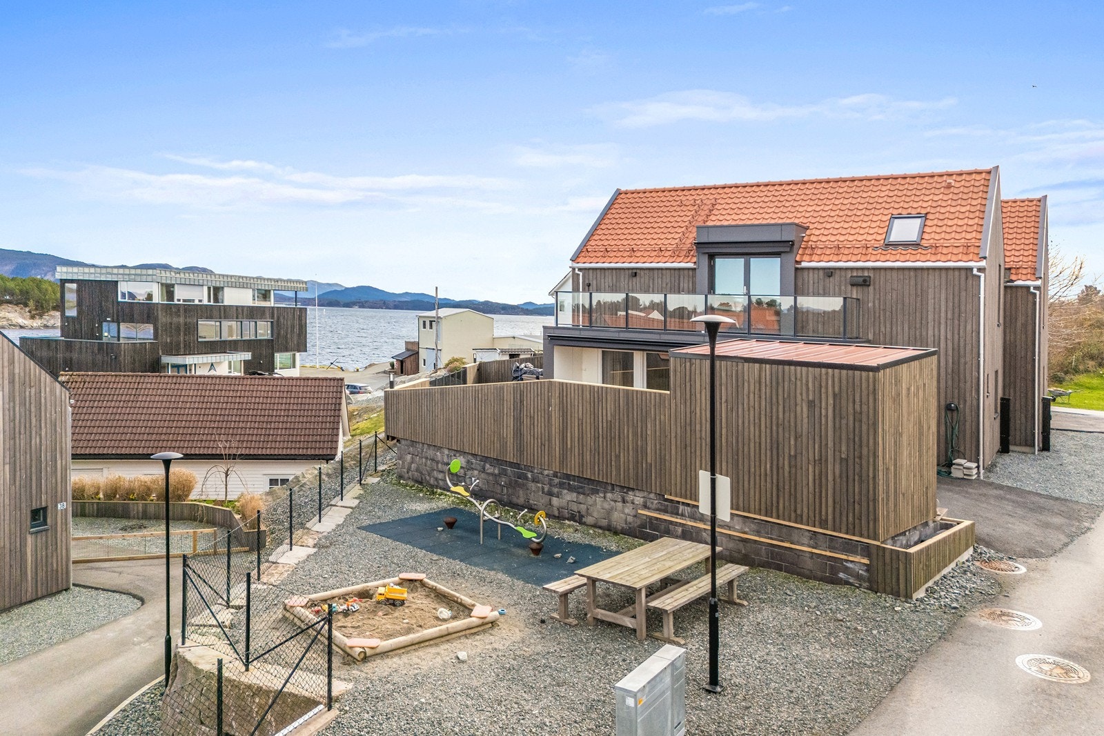 Det er lekeplass like ved boligen. Galleribilde