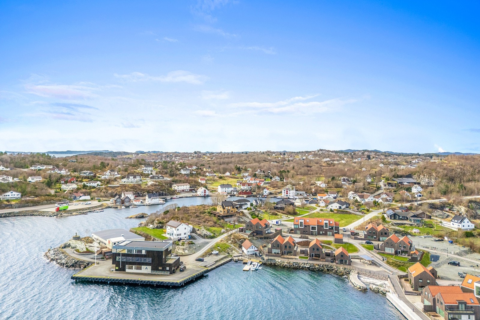 Du kommer deg raskt med båt eller bil til de nærmeste tettstedene. Galleribilde