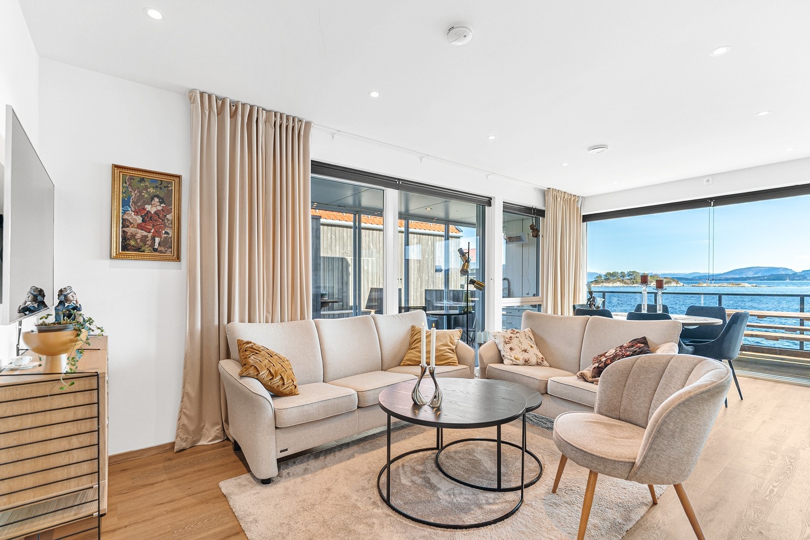 Allrommet er romslig og kan enkelt innredes med sofagruppe i ene enden, samt spisebord med plass til å invitere familie og venner på middagsbesøk. Galleribilde