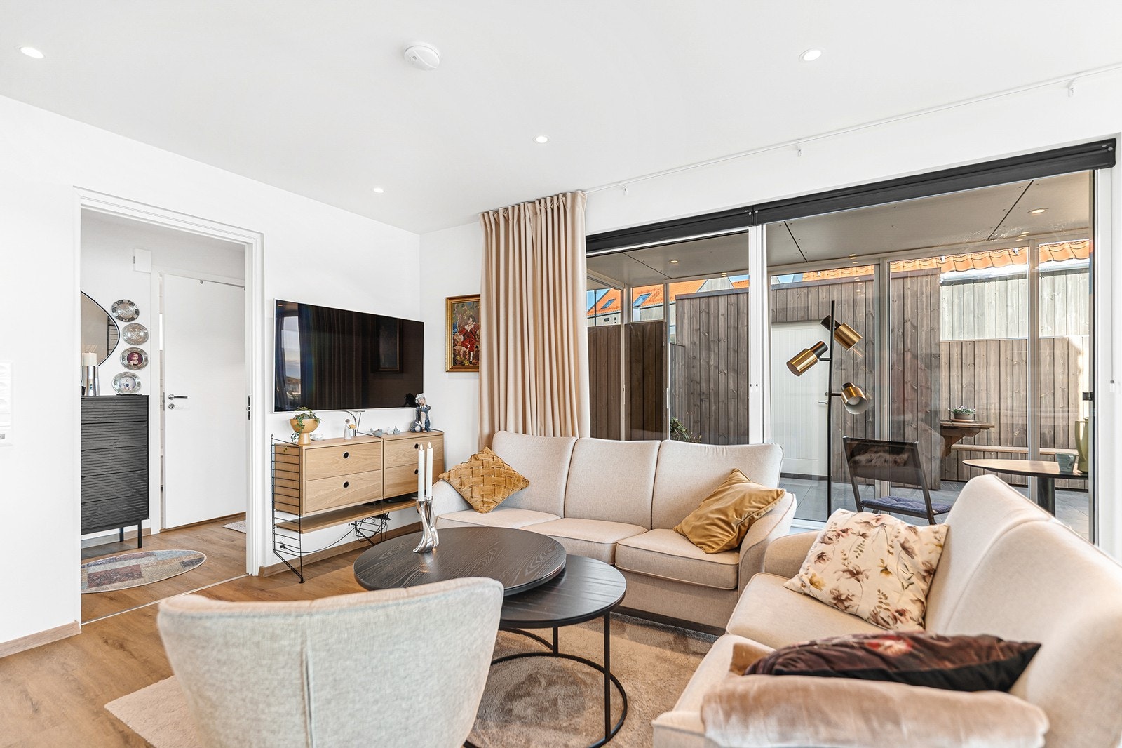 Herfra er det utgang til terrasse og uteområde med plass til flere sittegrupper. Galleribilde