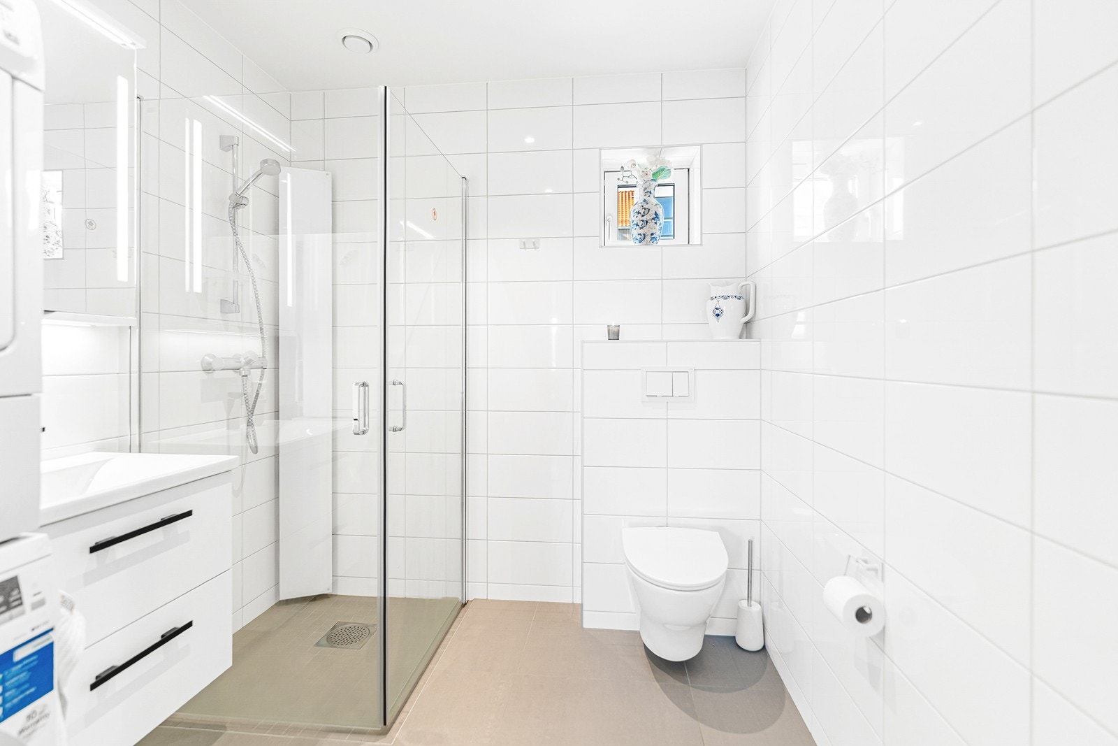 Helfliset bad med keramiske fliser på vegger og gulv, samt varmekabler i gulv. Galleribilde