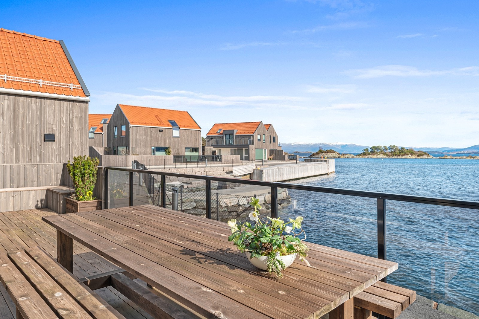 Det er flere uteområder rundt boligen hvor man kan nyte den flotte utsikten. Galleribilde