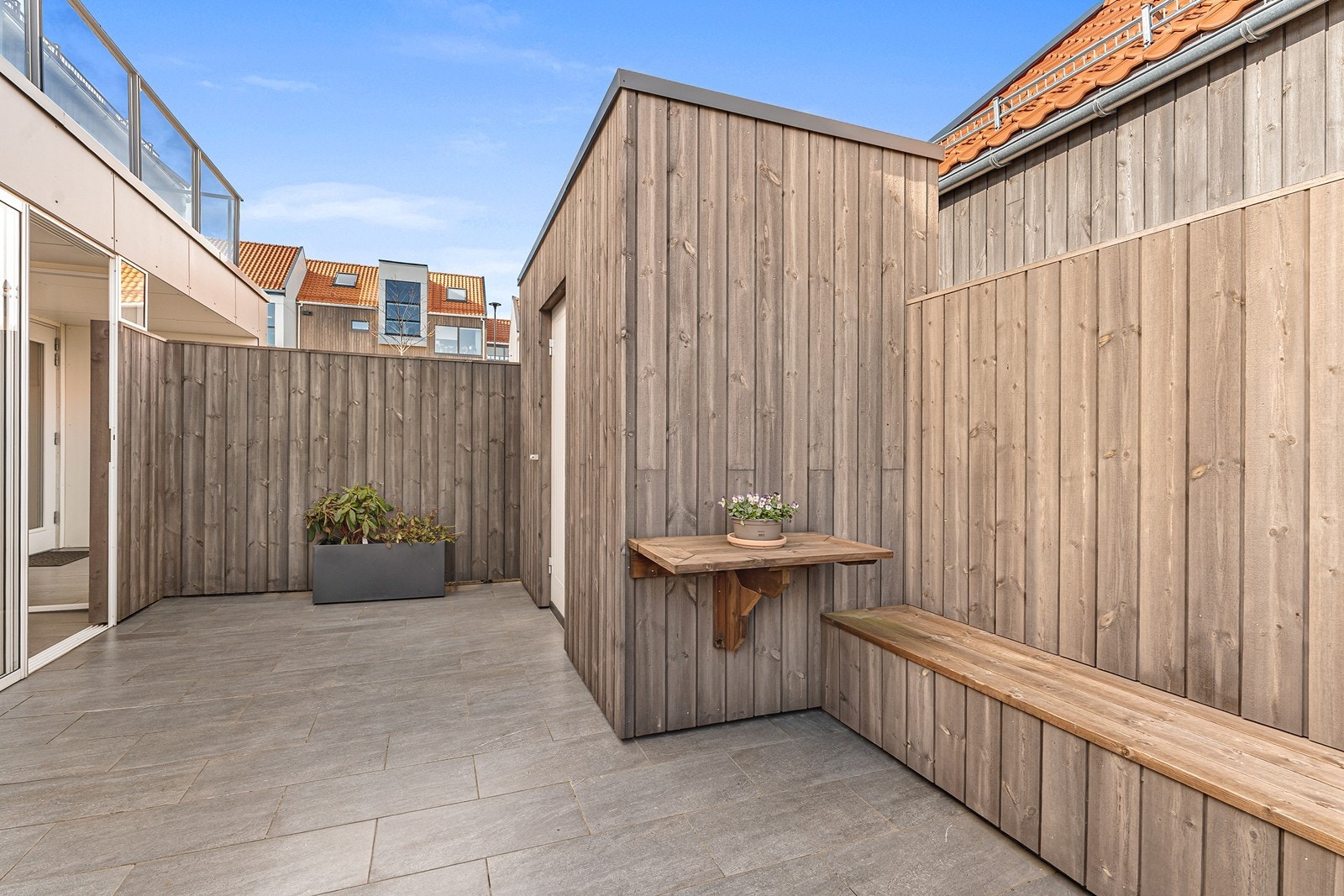 På flotte dager kan man bevege seg ut på den romslige terrassen som måler hele 49 m². Galleribilde