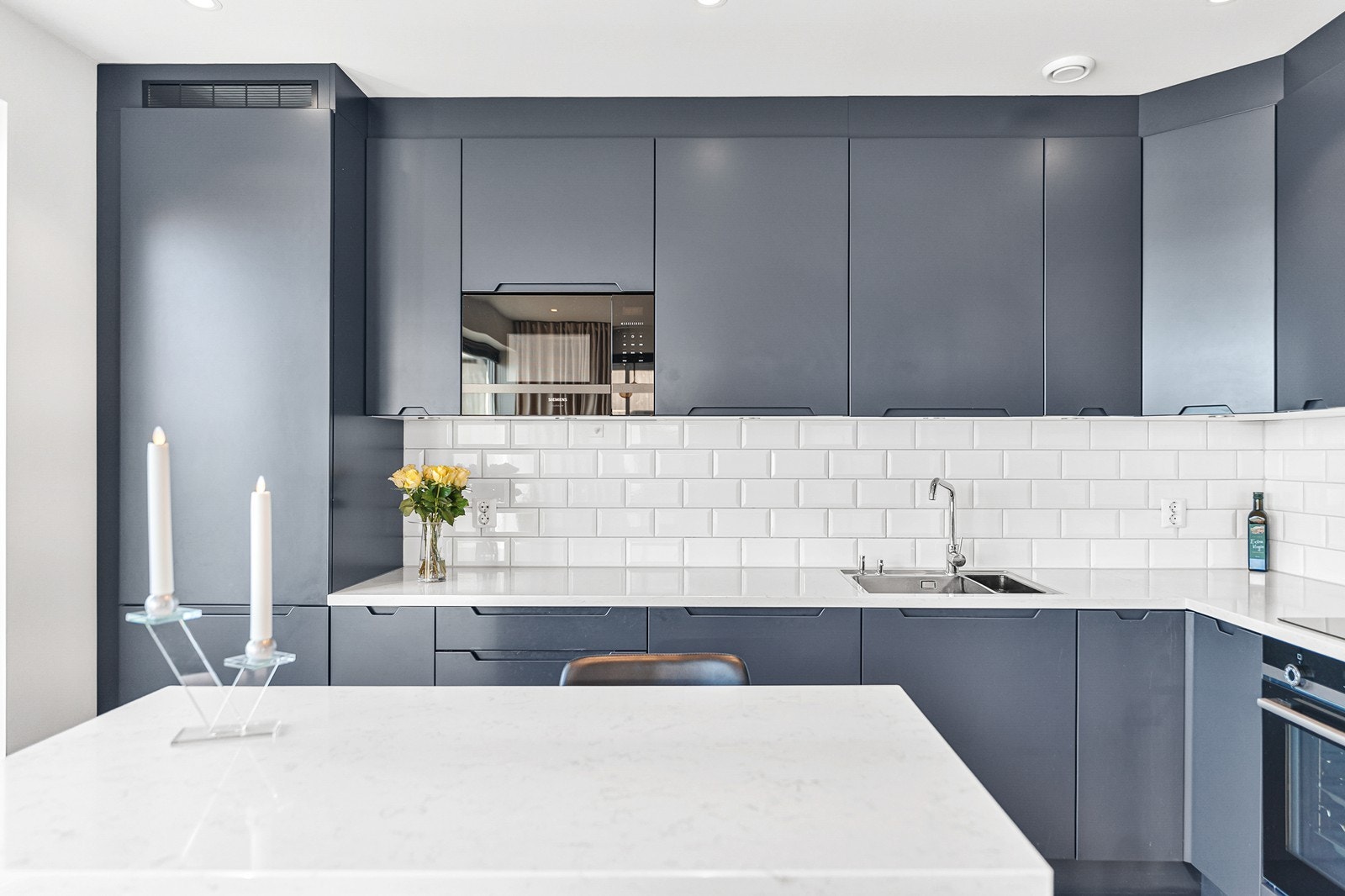 Kjøkkenet har godt med skap- og benkeplass, og praktisk kjøkkenøy som gir ytterlige rom til matlaging. Galleribilde